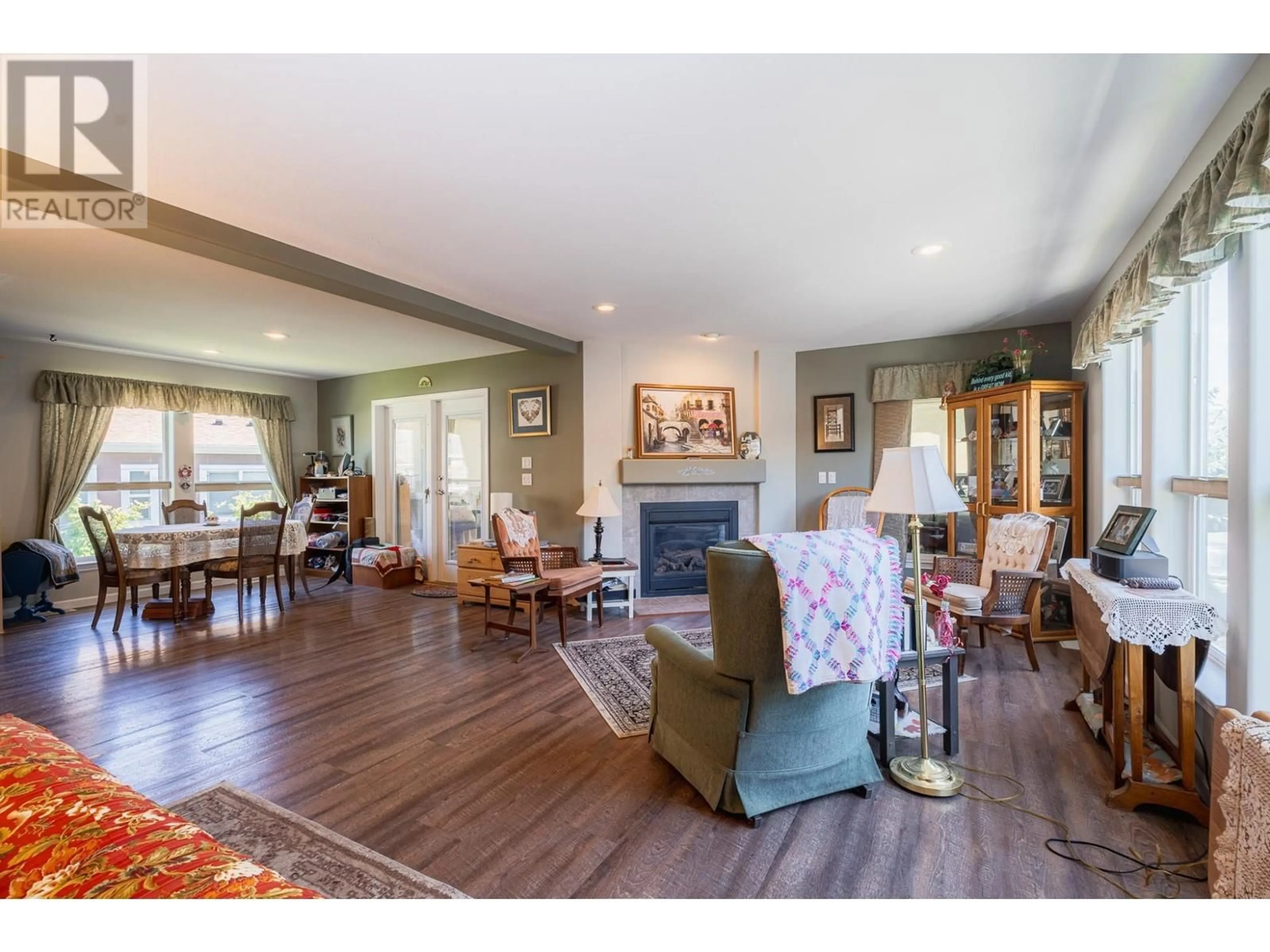 Living room with furniture, wood/laminate floor for 3 - 1030 RICARDO ROAD, Kamloops British Columbia V2H1T7