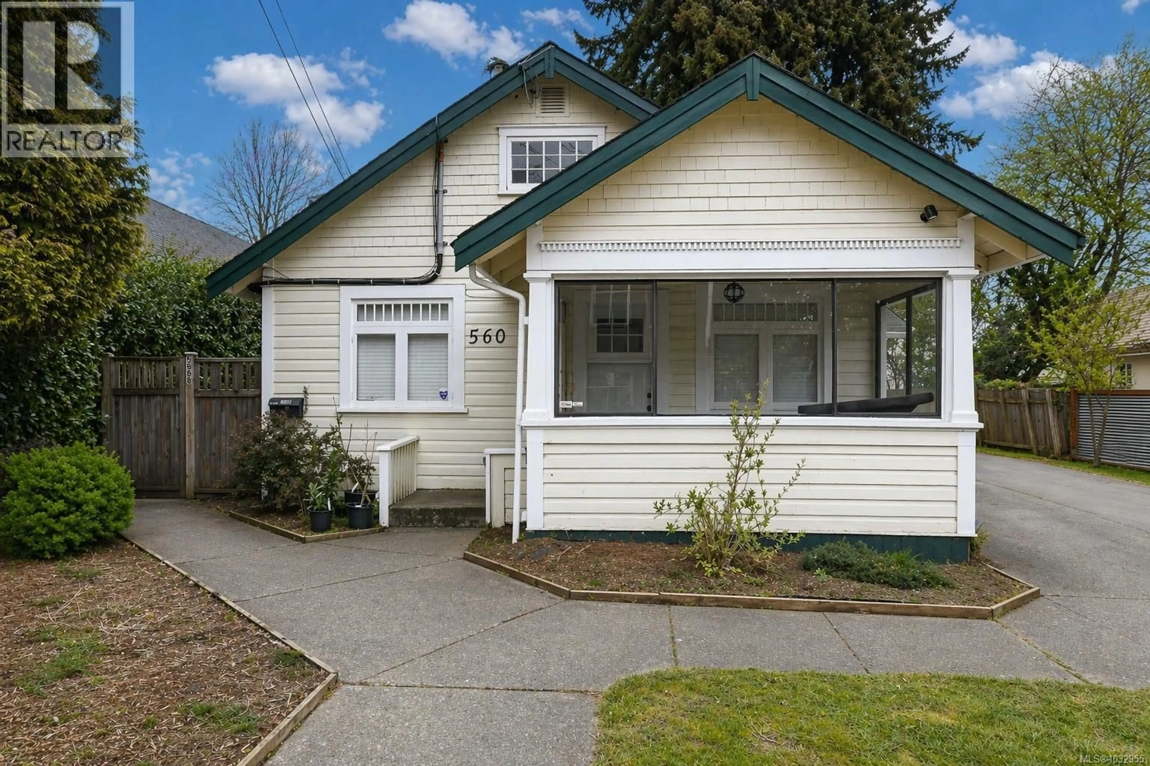 Home with vinyl exterior material, street for 560 4TH STREET, Courtenay British Columbia V9N1H2