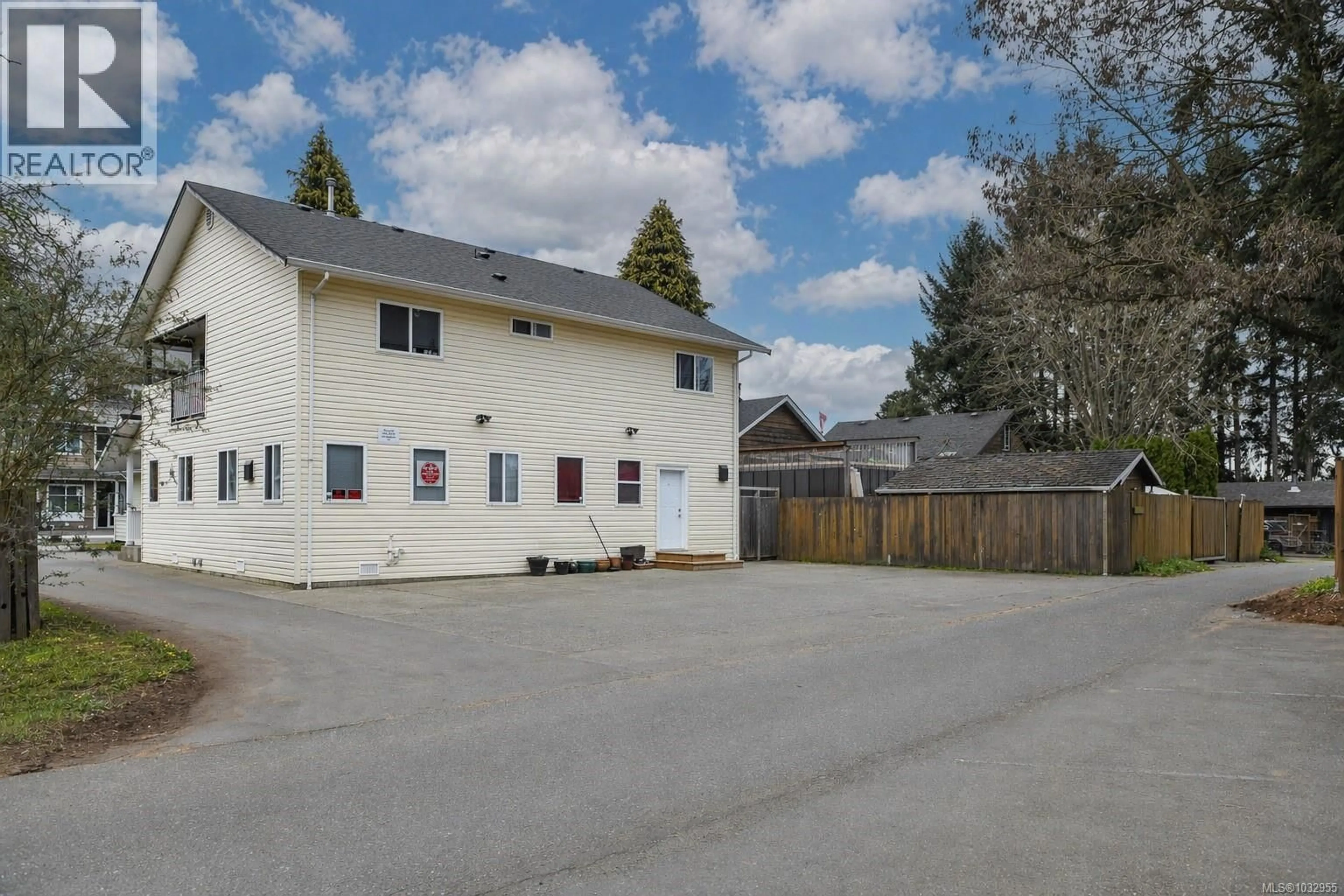 A pic from outside/outdoor area/front of a property/back of a property/a pic from drone, street for 560 4TH STREET, Courtenay British Columbia V9N1H2