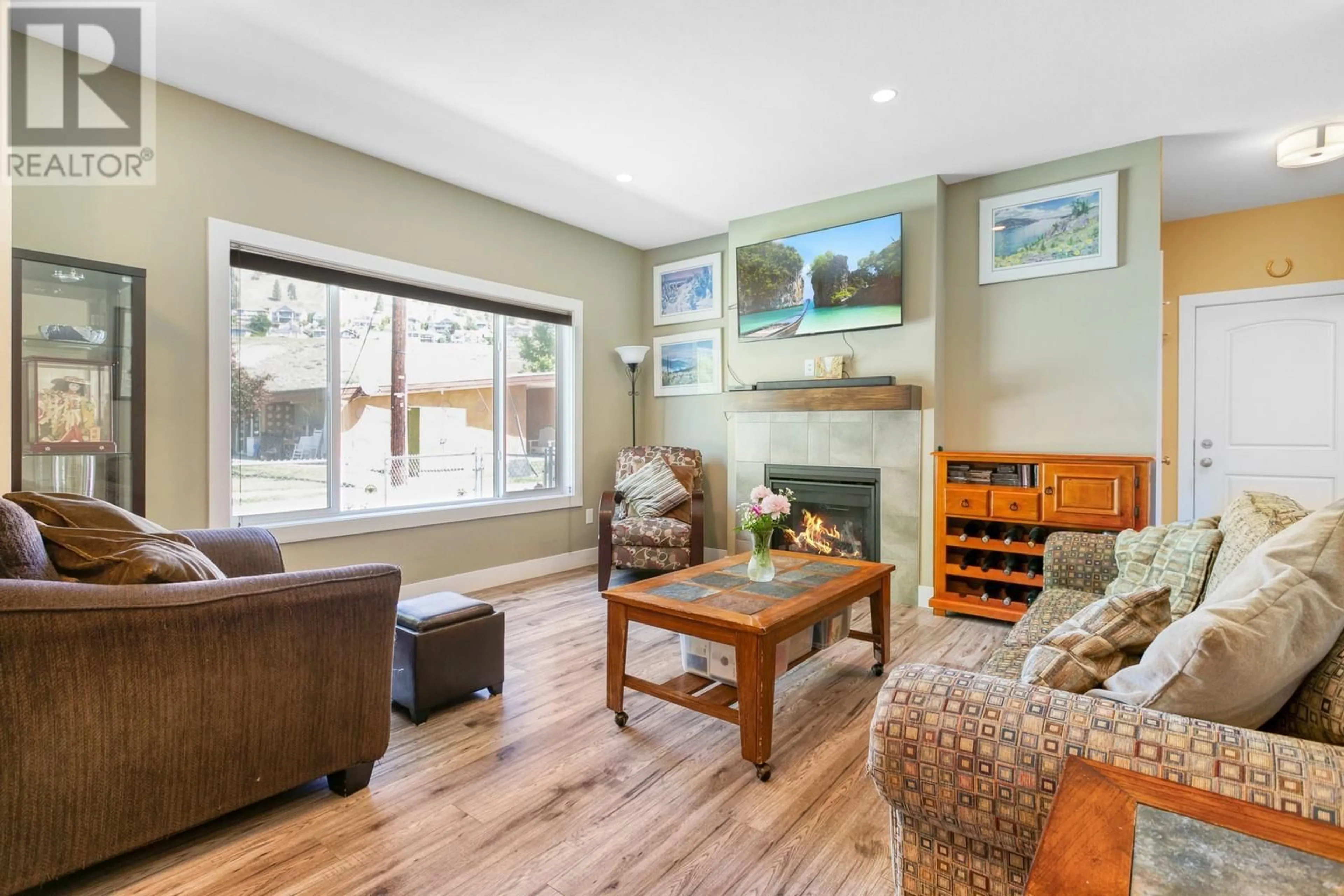 Living room, wood floors for 875/877 Jones Street, Kelowna British Columbia V1Y2S6