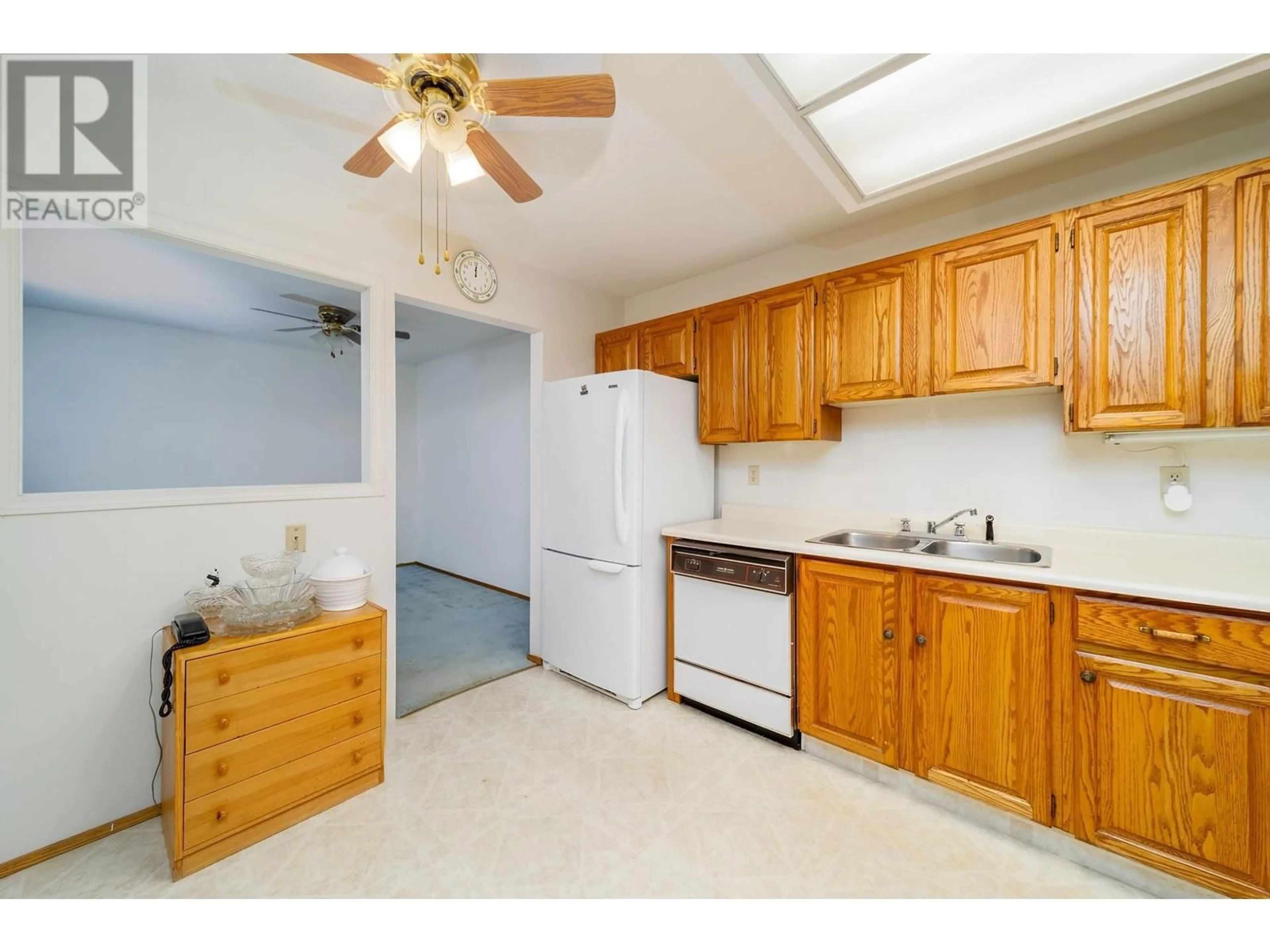 Standard kitchen, unknown floor, cottage for 1055 Glenwood Avenue Unit# 101, Kelowna British Columbia V1Y5M8