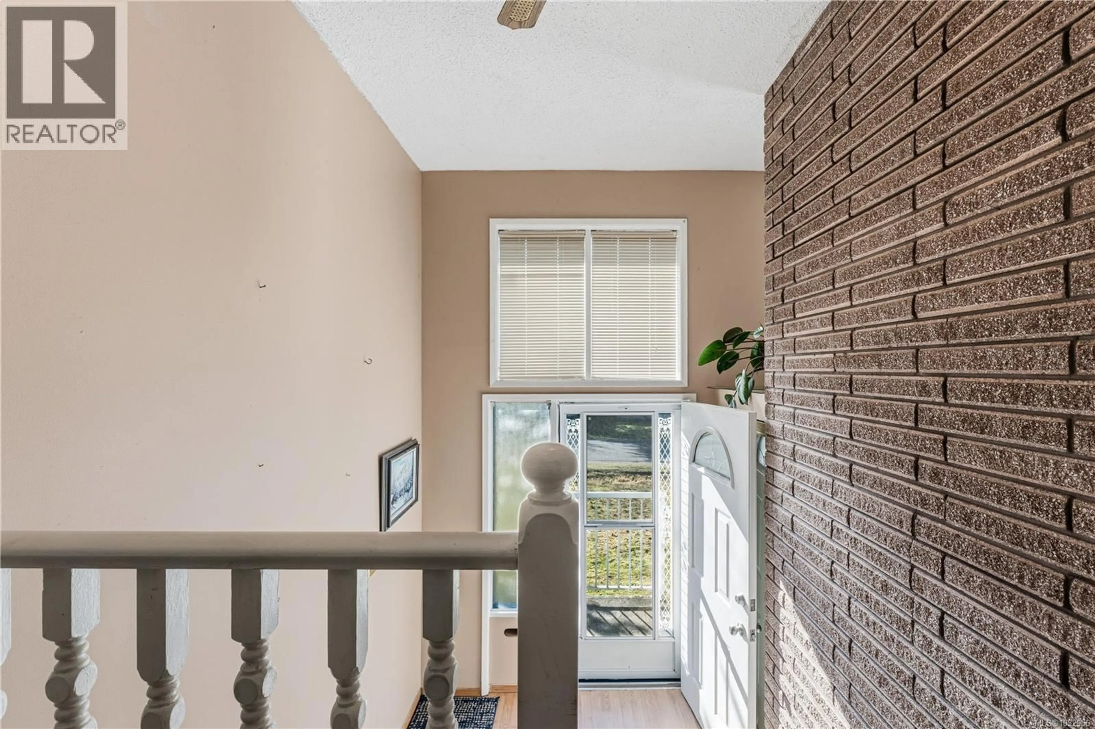 Indoor foyer for 5640 ARNHEM TERRACE, Nanaimo British Columbia V9T2M3