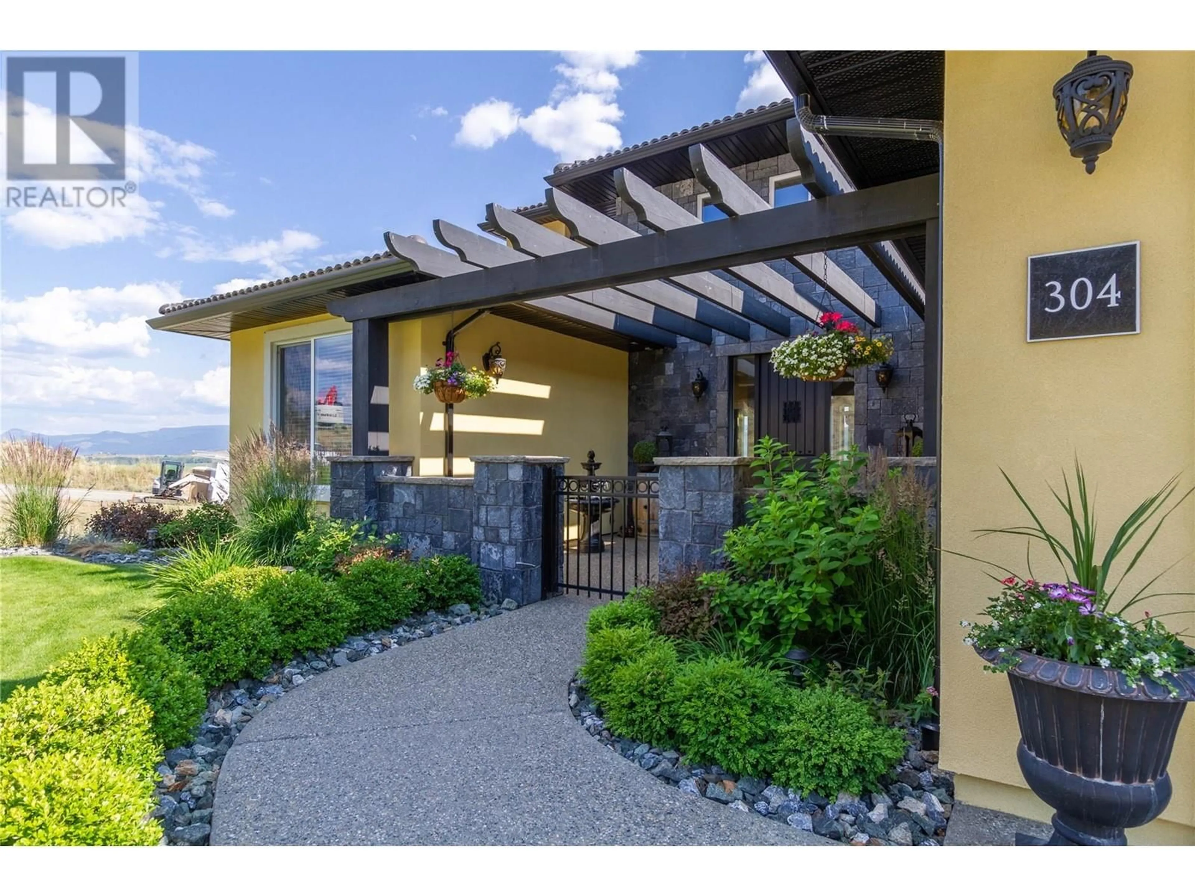 Indoor entryway for 304 Silversage Bluff Lane, Vernon British Columbia V1H2J7