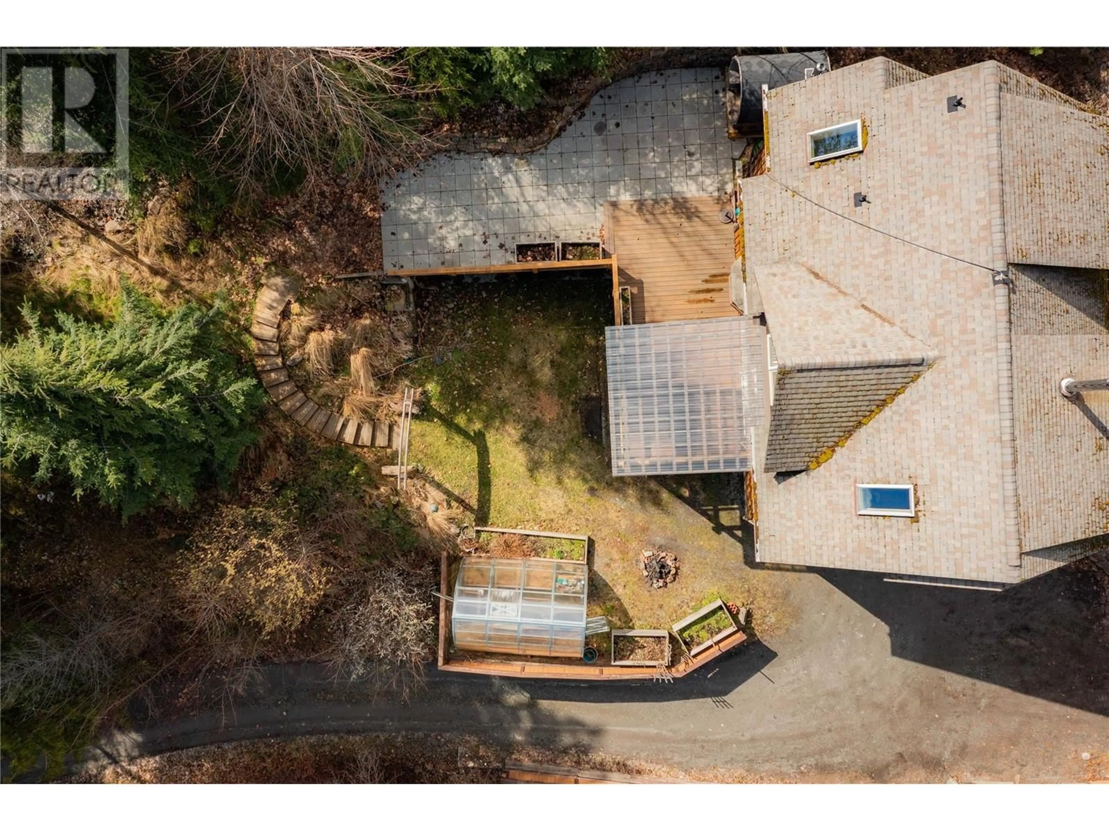 A pic from outside/outdoor area/front of a property/back of a property/a pic from drone, street for 641 FRONT STREET, Kaslo British Columbia V0G1M0