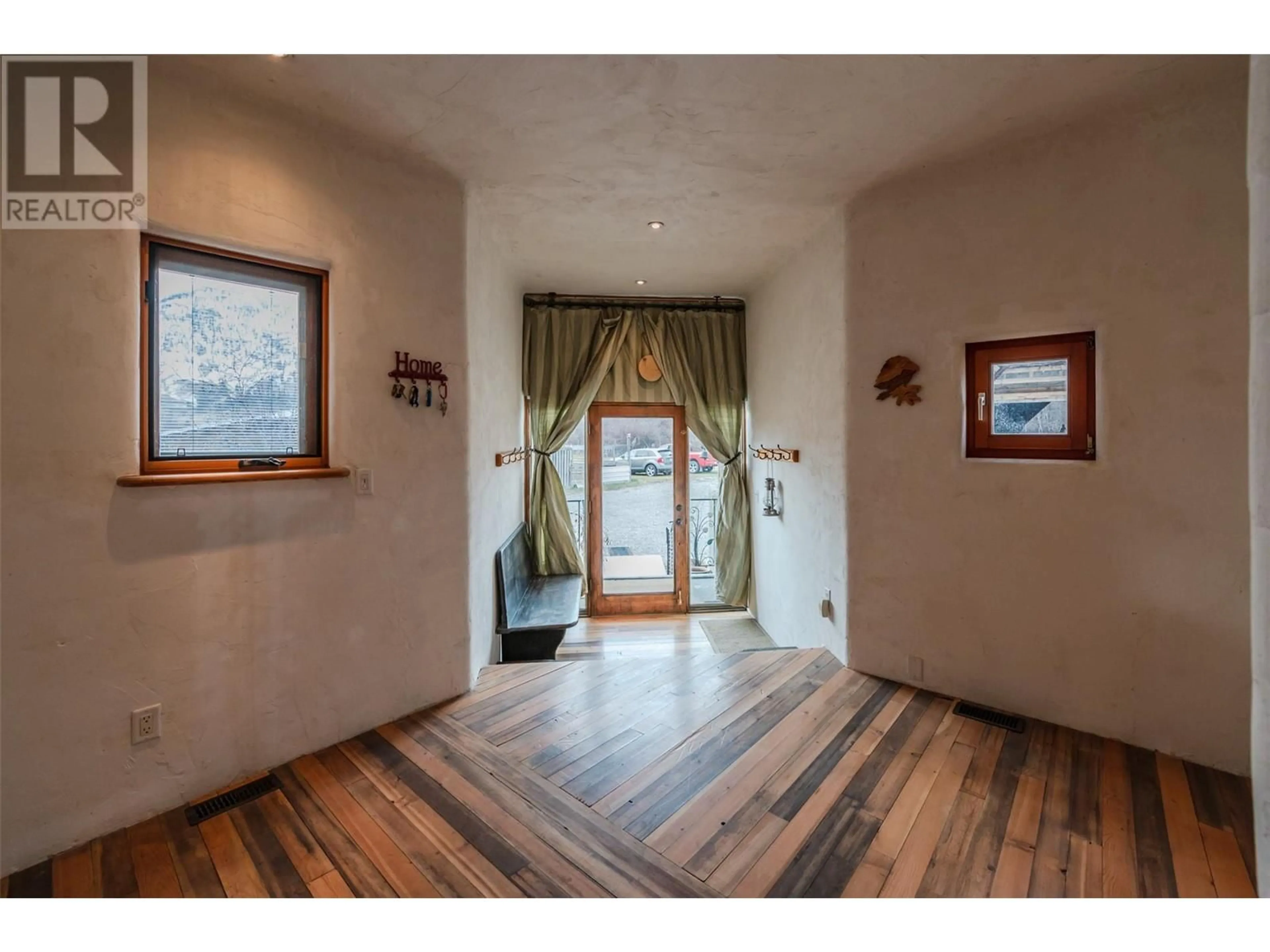 Indoor foyer, wood floors for 510 BEECROFT RIVER Road, Cawston British Columbia V0X1C1