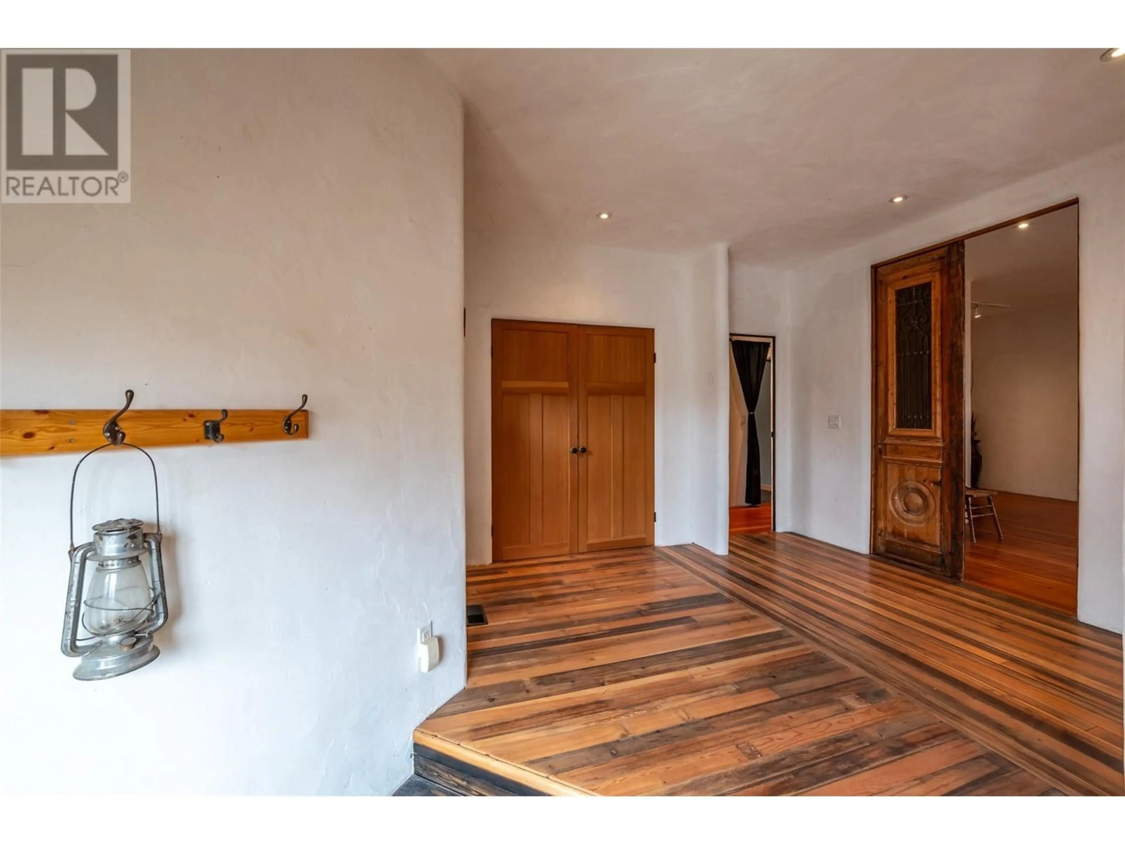 Indoor entryway, wood floors for 510 BEECROFT RIVER Road, Cawston British Columbia V0X1C1