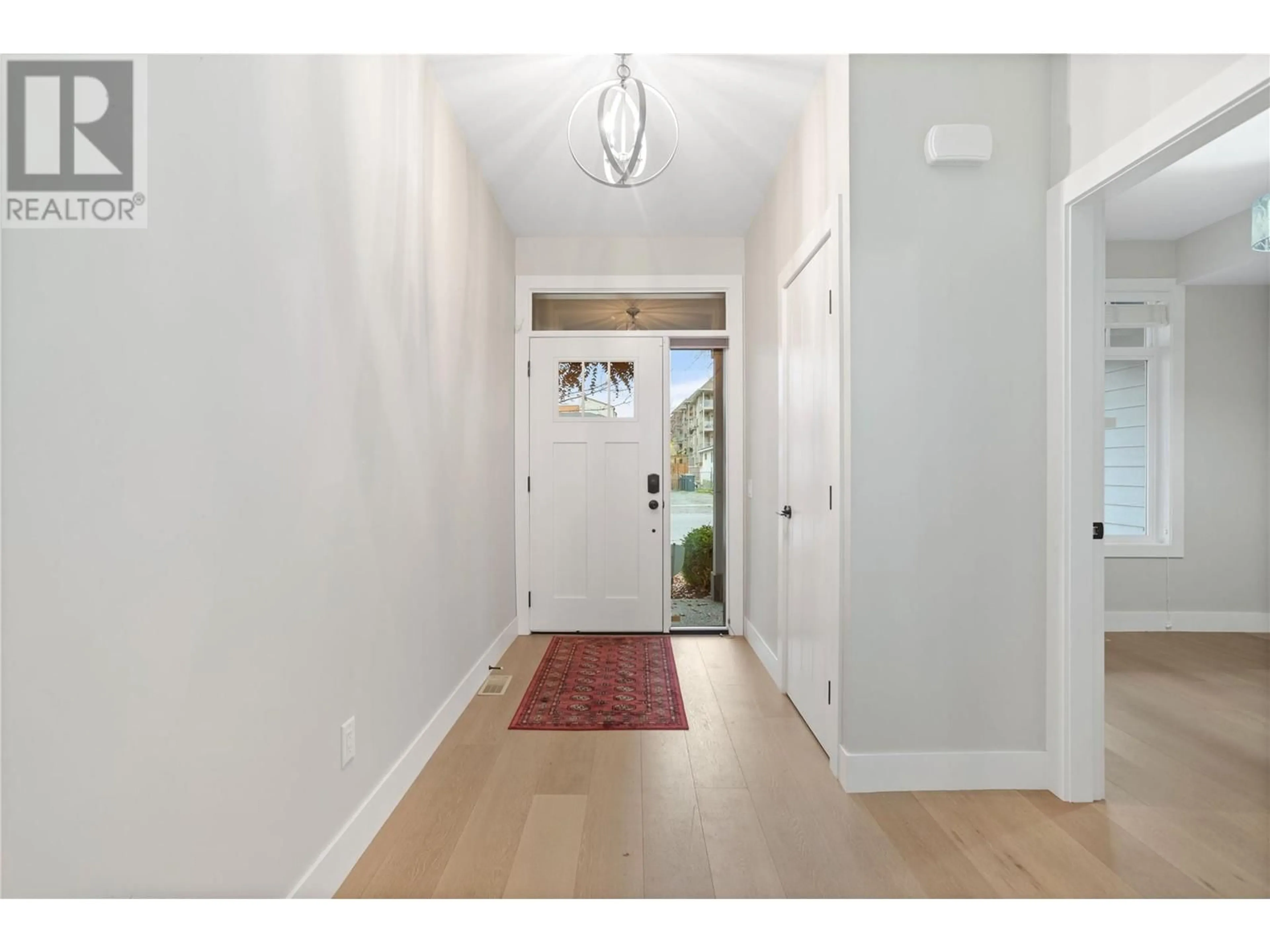 Indoor entryway, wood floors for 987 Laurier Avenue, Kelowna British Columbia V1Y6A9