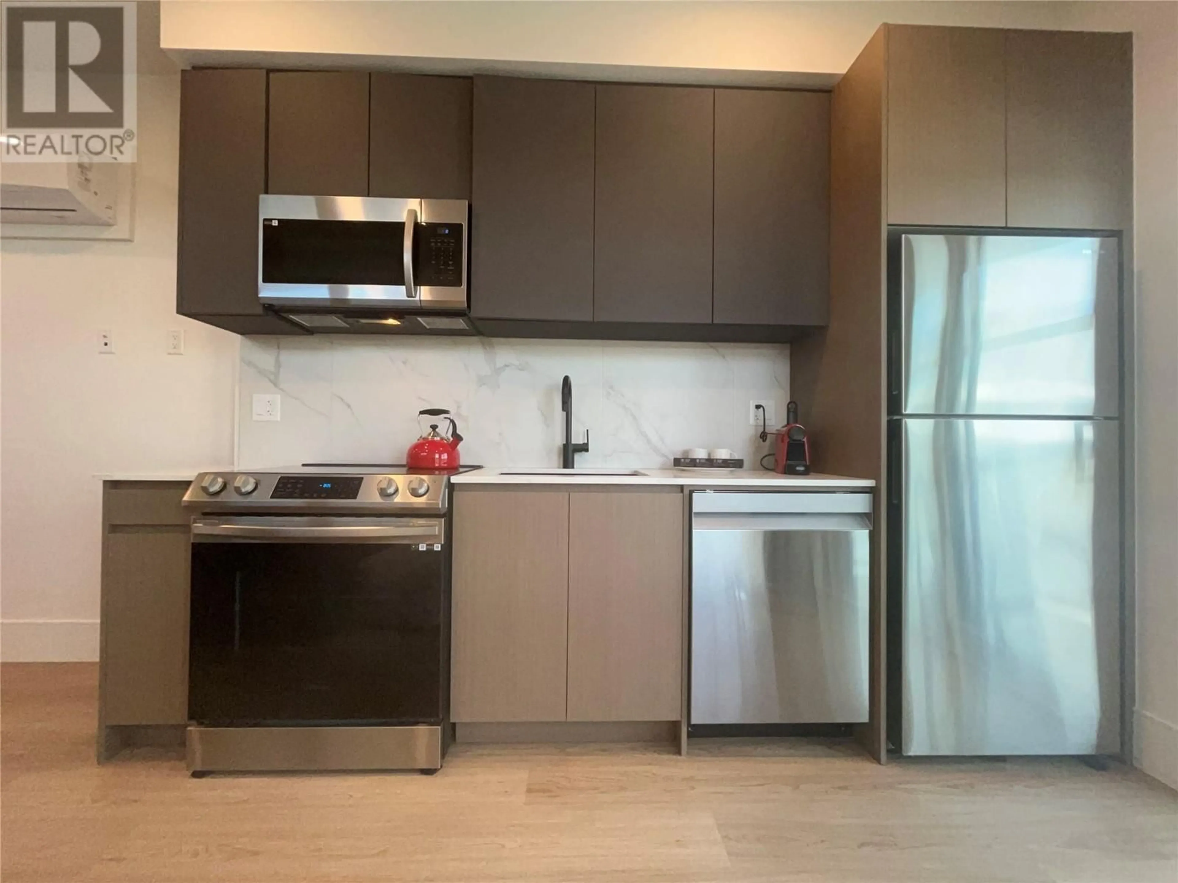 Standard kitchen for 720 KLO Road Unit# 410, Kelowna British Columbia V1Y2R5