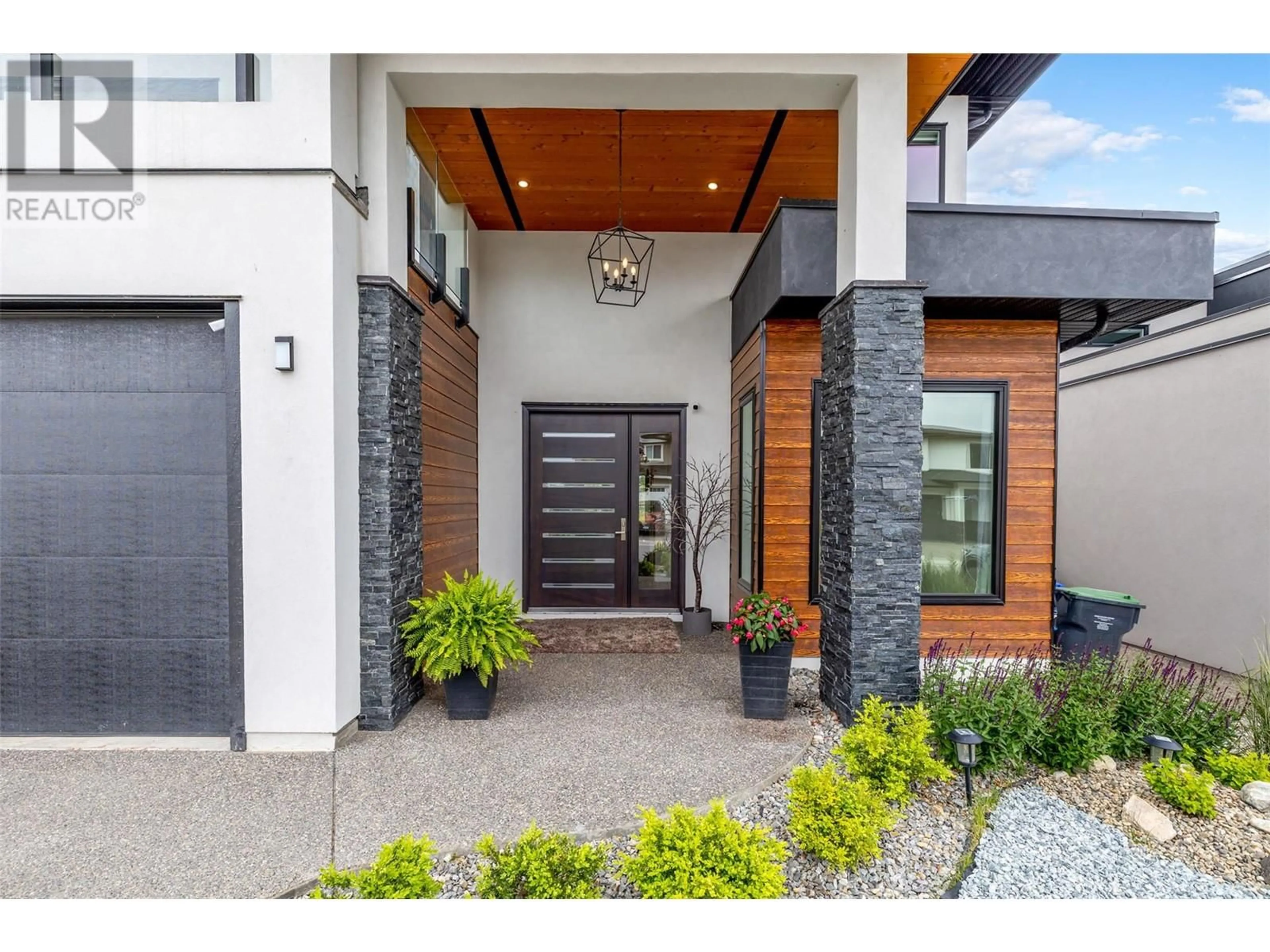 Indoor entryway, wood floors for 1287 Jack Smith Road, Kelowna British Columbia V1W5N1