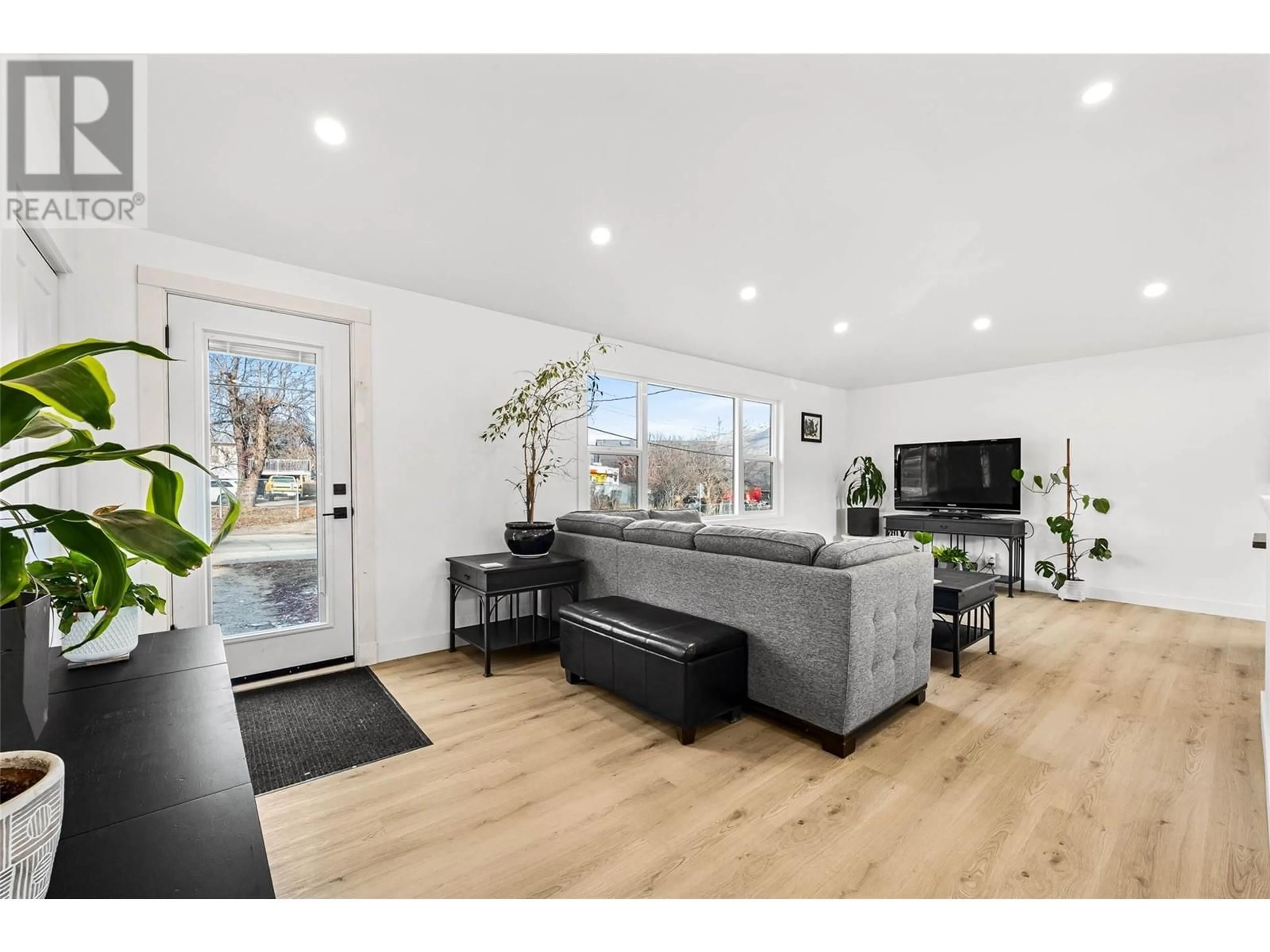 Living room, wood floors for 715 FRANKLIN Road, Kamloops British Columbia V2B6G5