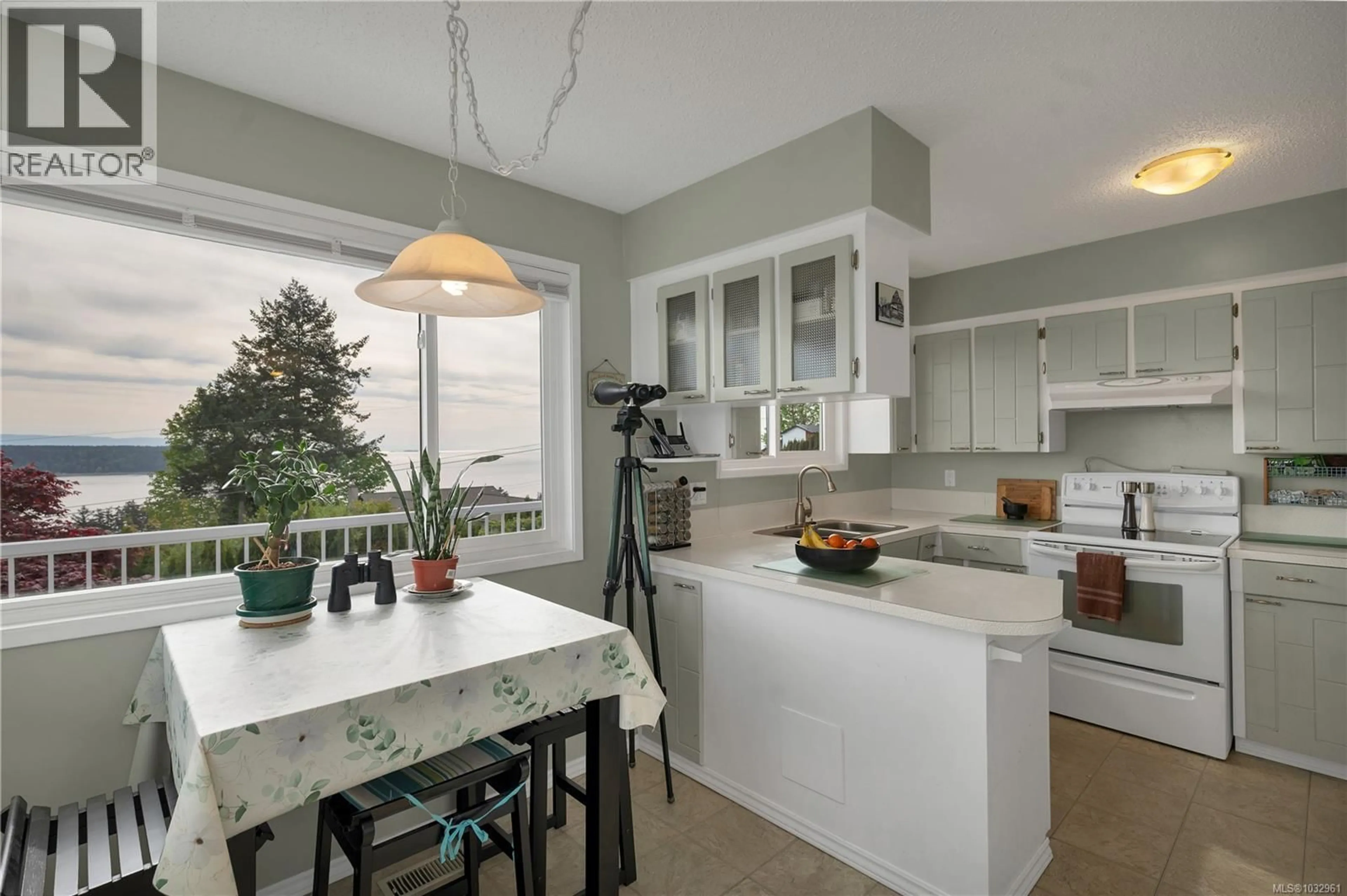 Open concept kitchen, unknown for 208 ALDER STREET SOUTH, Campbell River British Columbia V9W2N6