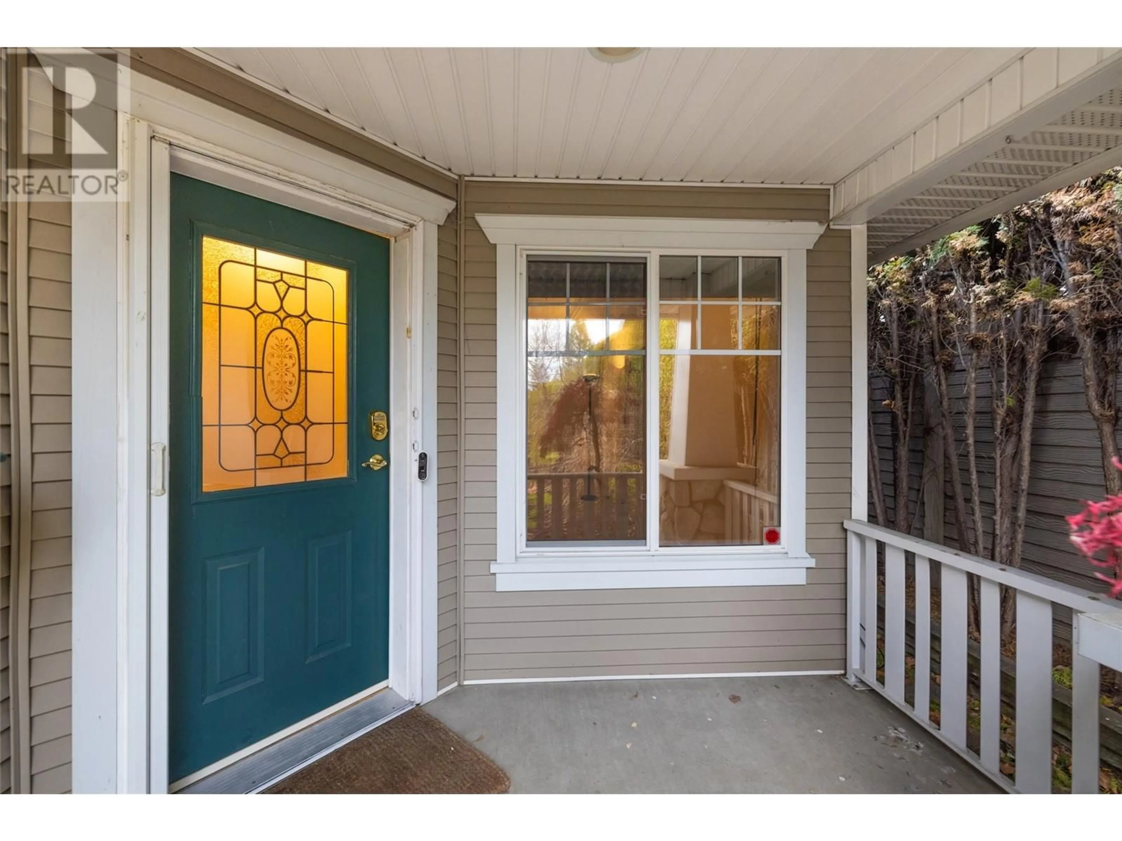 Indoor entryway, wood floors for 1330 Ridgeway Drive Unit# 112, Kelowna British Columbia V1Y9T8