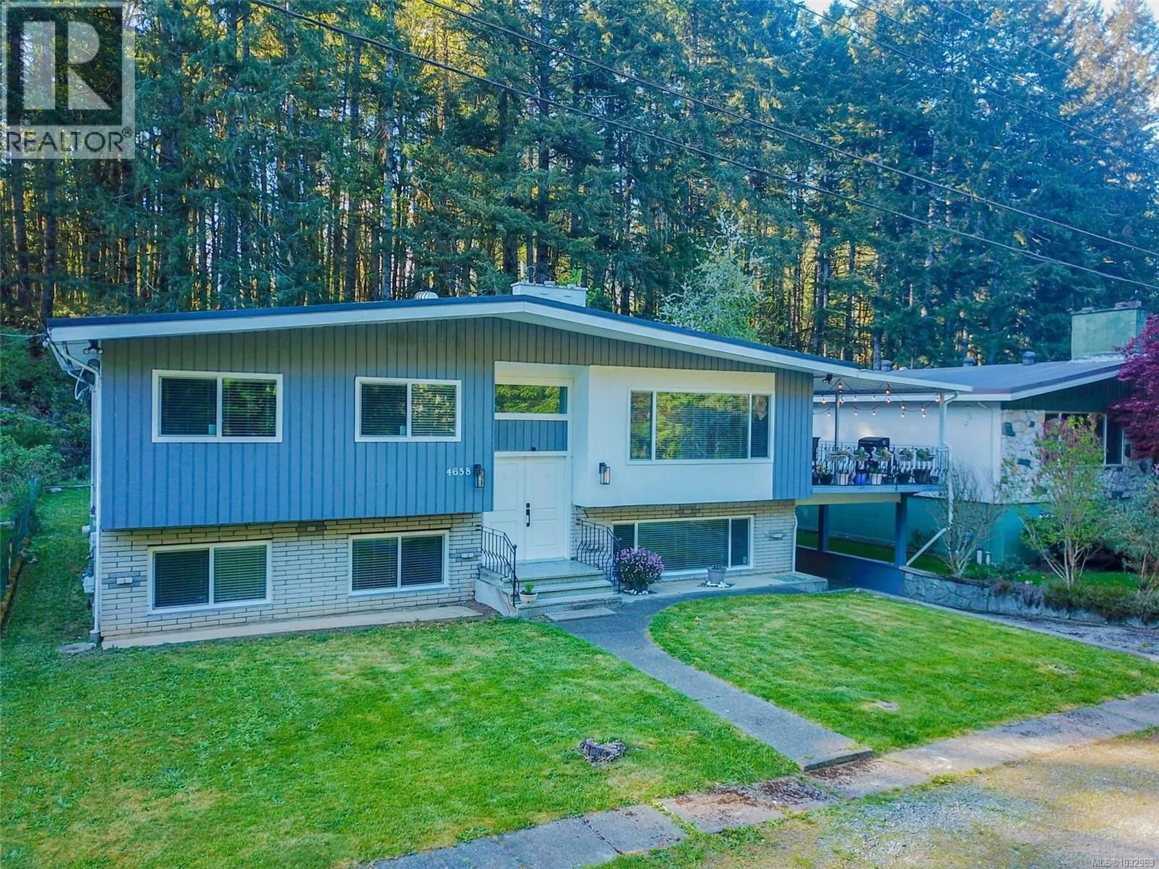 A pic from outside/outdoor area/front of a property/back of a property/a pic from drone, unknown for 4658 VICTORIA DRIVE NORTH, Port Alberni British Columbia V9Y7A1