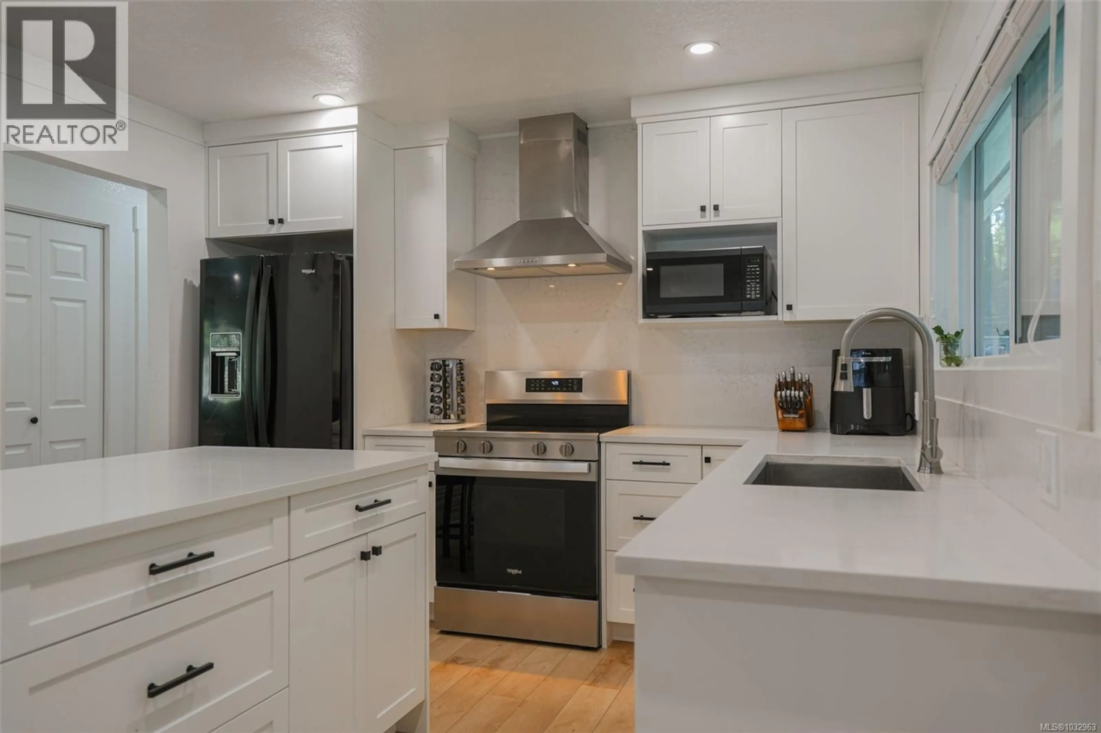 Contemporary kitchen, unknown for 4658 VICTORIA DRIVE NORTH, Port Alberni British Columbia V9Y7A1
