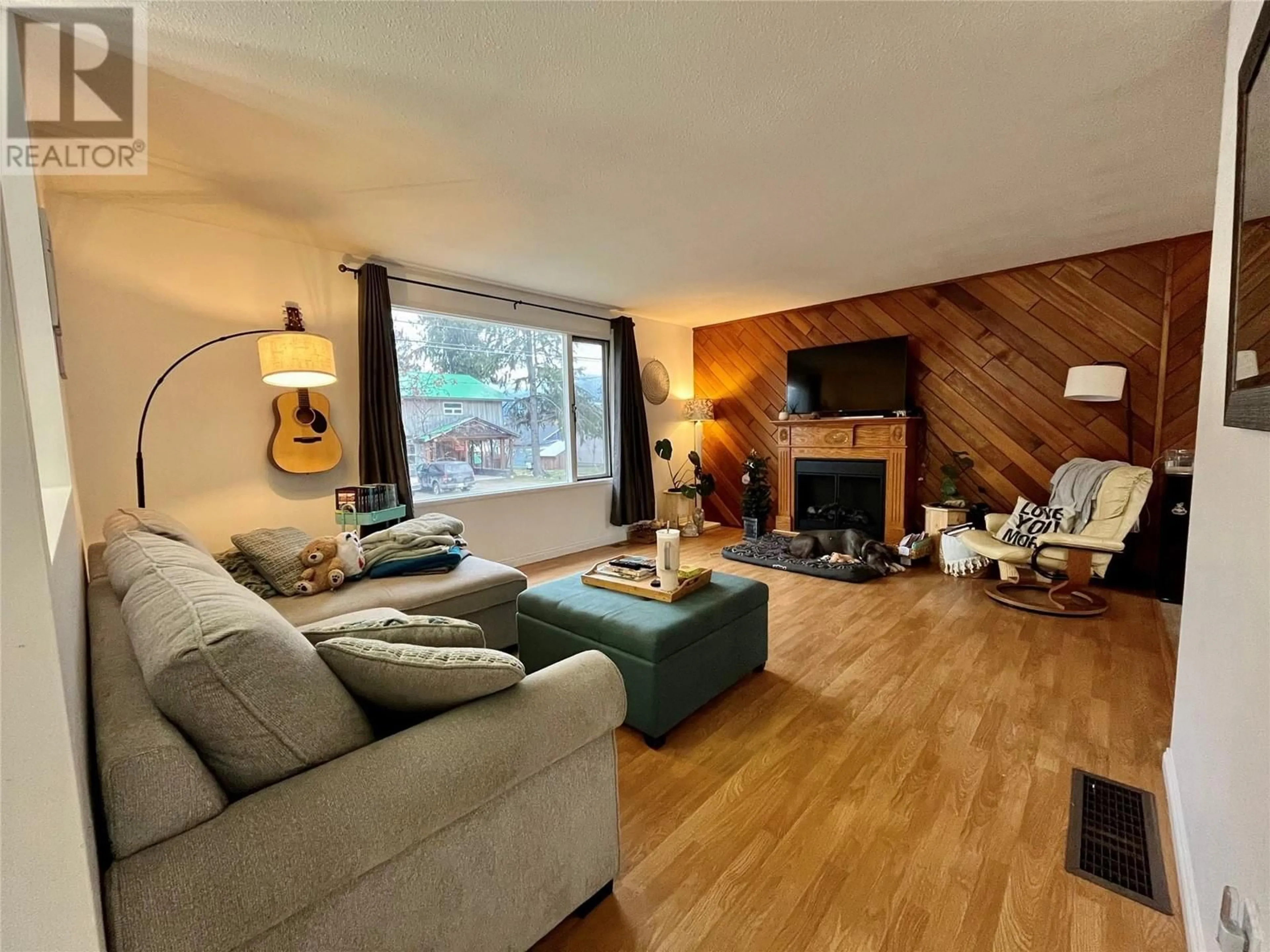 Living room, wood floors for 301 4th Street, Nakusp British Columbia V0G1R0