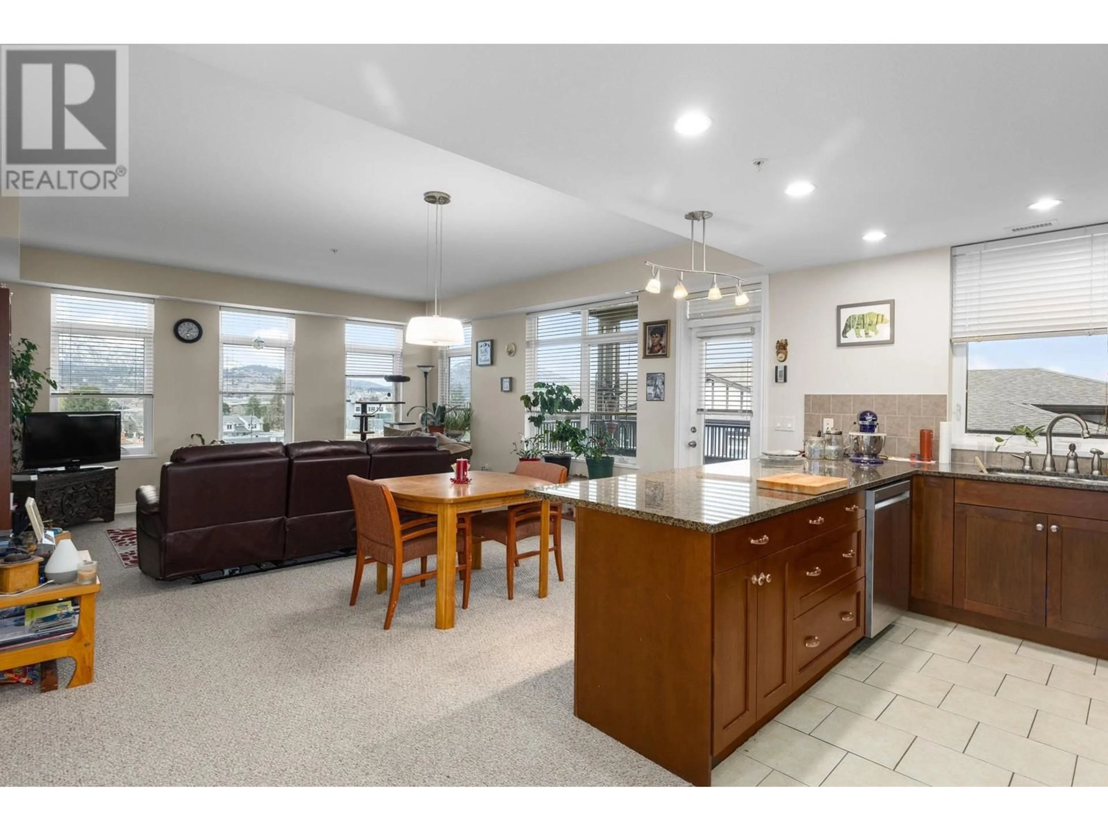 Open concept kitchen for 3833 Brown Road Unit# 1314, West Kelowna British Columbia V4T2J3