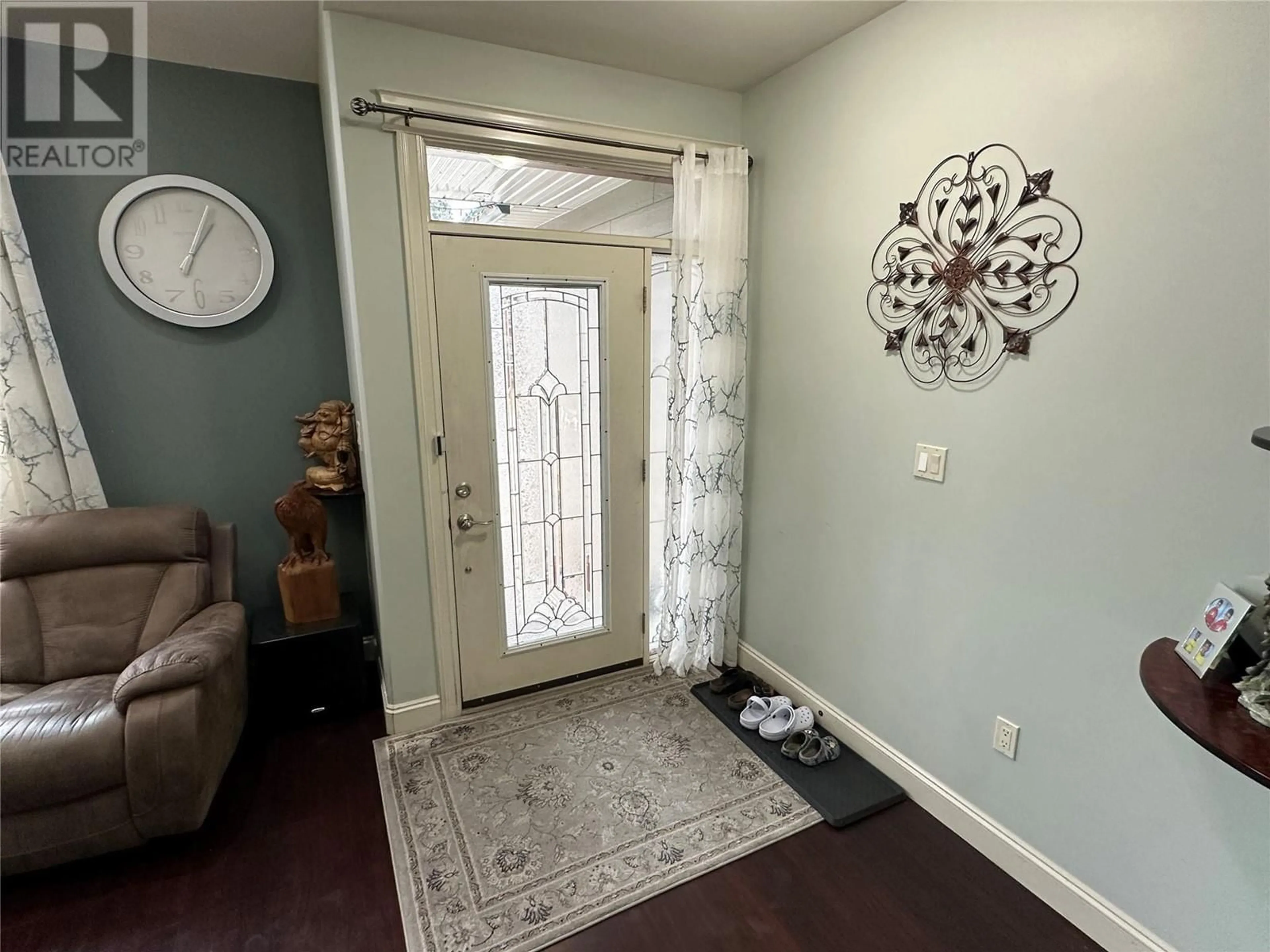 Indoor entryway for 101 - 176 PHOENIX AVENUE, Penticton British Columbia V2A2Z5