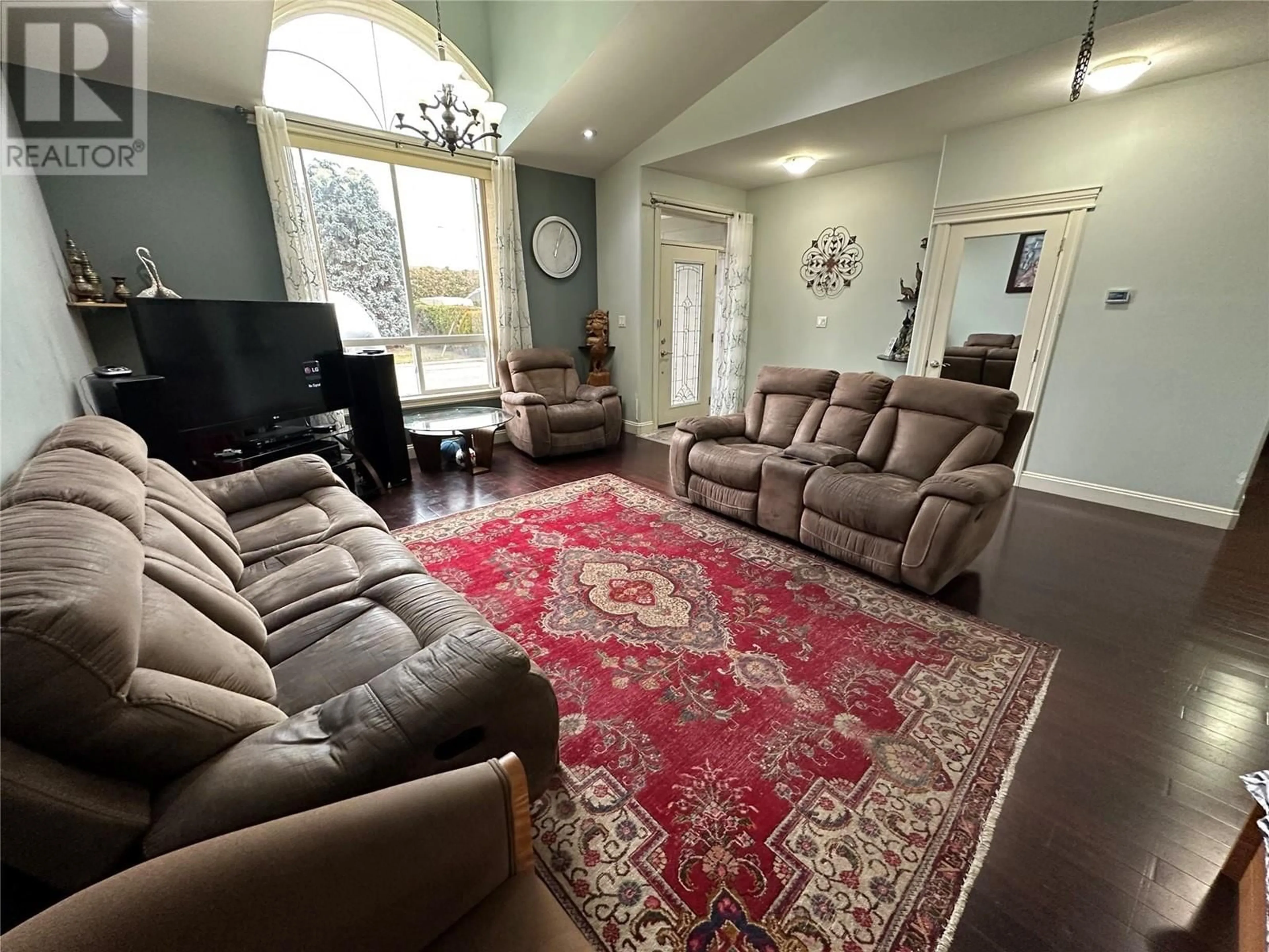 Living room with furniture, carpet floor for 101 - 176 PHOENIX AVENUE, Penticton British Columbia V2A2Z5
