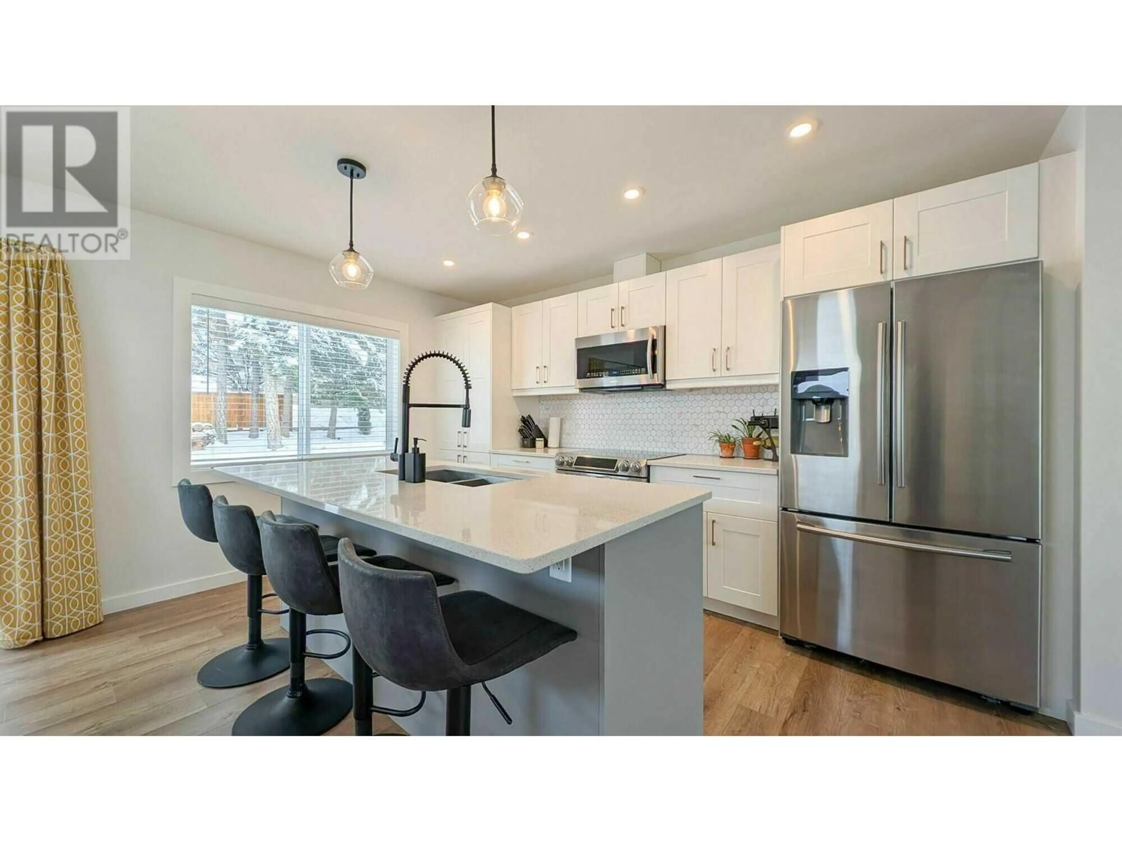 Open concept kitchen for 1652 Mt Pyramid Crescent, Cranbrook British Columbia V1C6N6