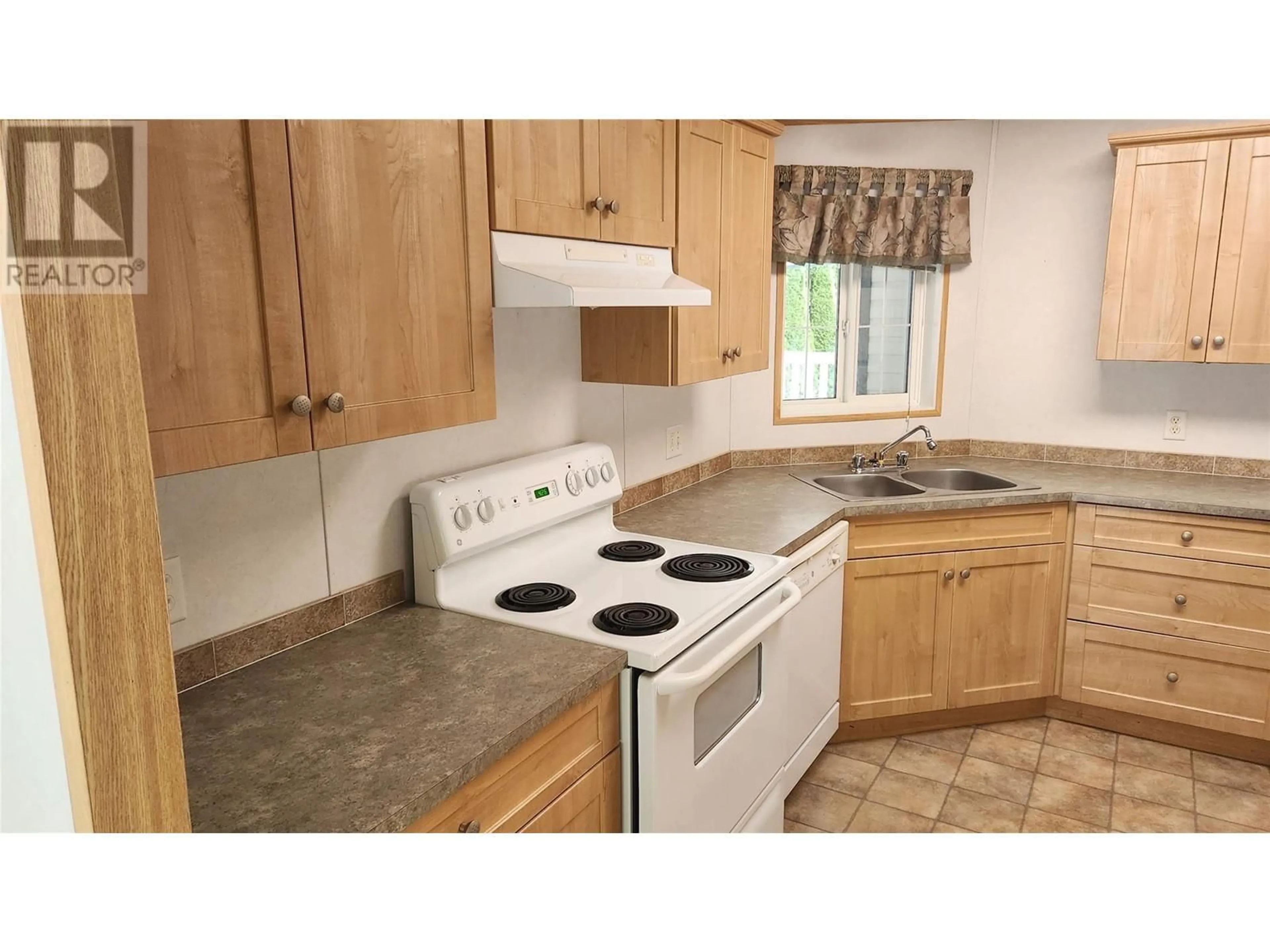 Standard kitchen, wood floors, cottage for 1518 Hwy 3a Unit# 15, Out of Area British Columbia V0X1N6