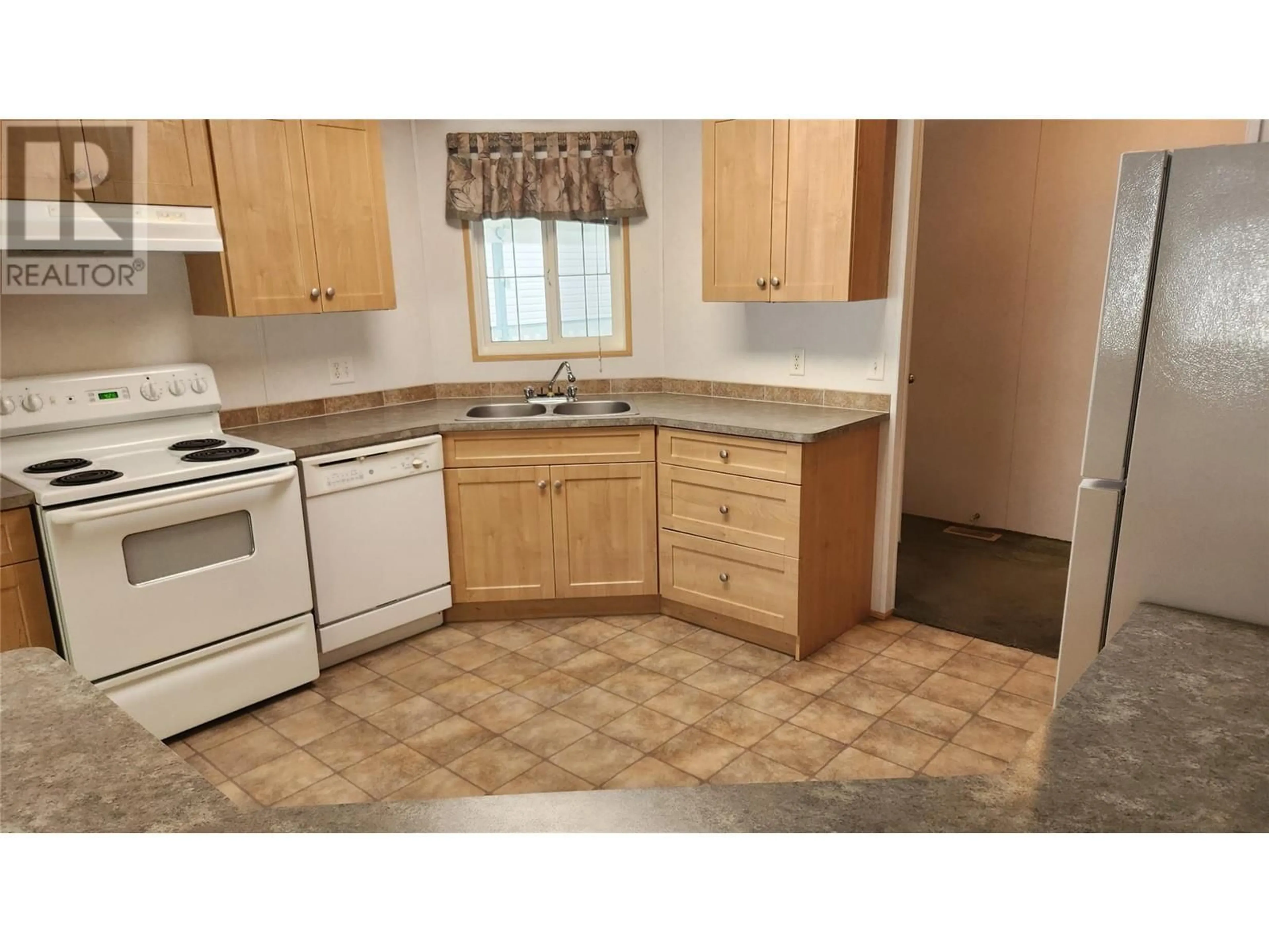 Standard kitchen, wood floors, cottage for 1518 Hwy 3a Unit# 15, Out of Area British Columbia V0X1N6