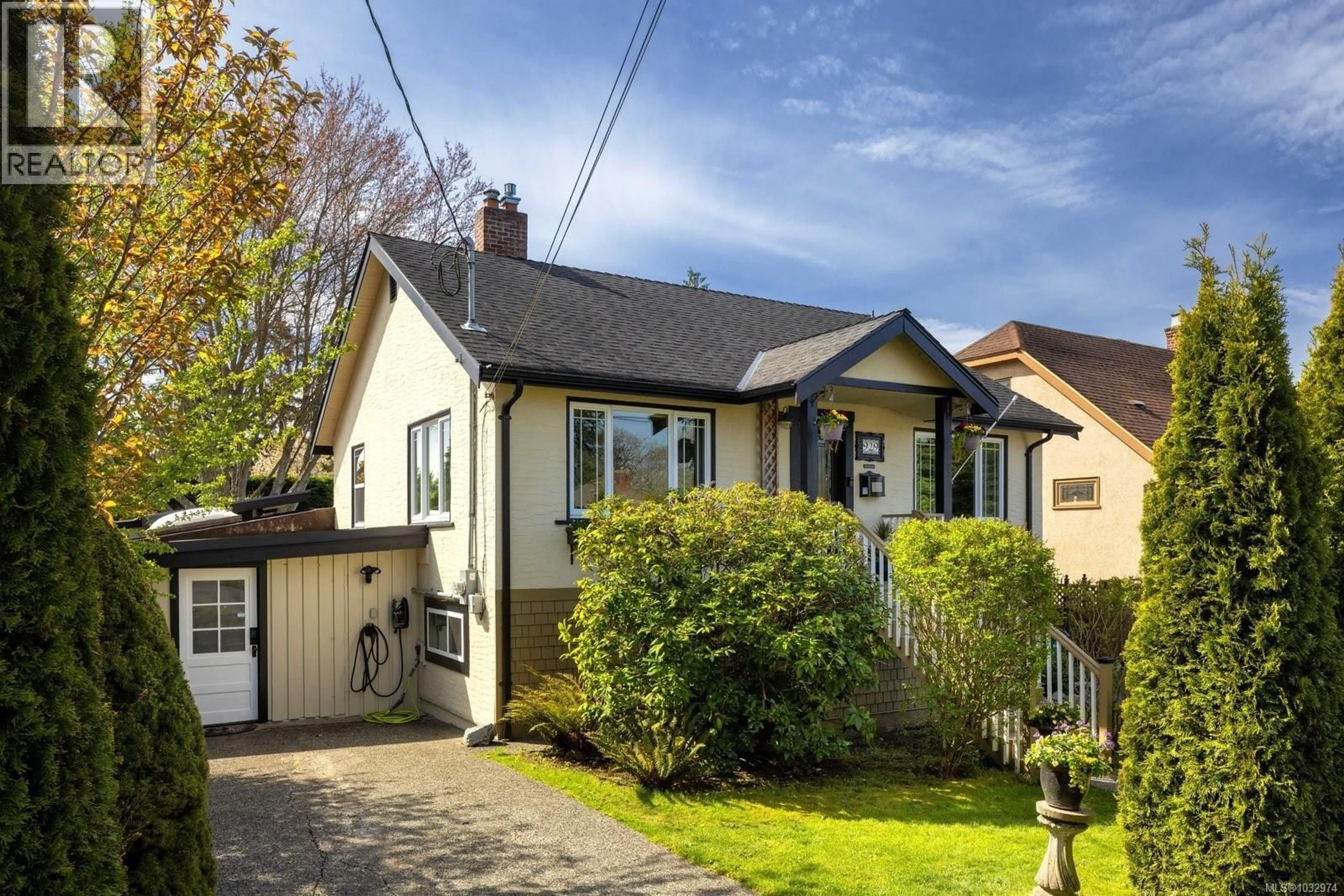 A pic from outside/outdoor area/front of a property/back of a property/a pic from drone, street for 929 EASTER ROAD, Saanich British Columbia V8X2Z9