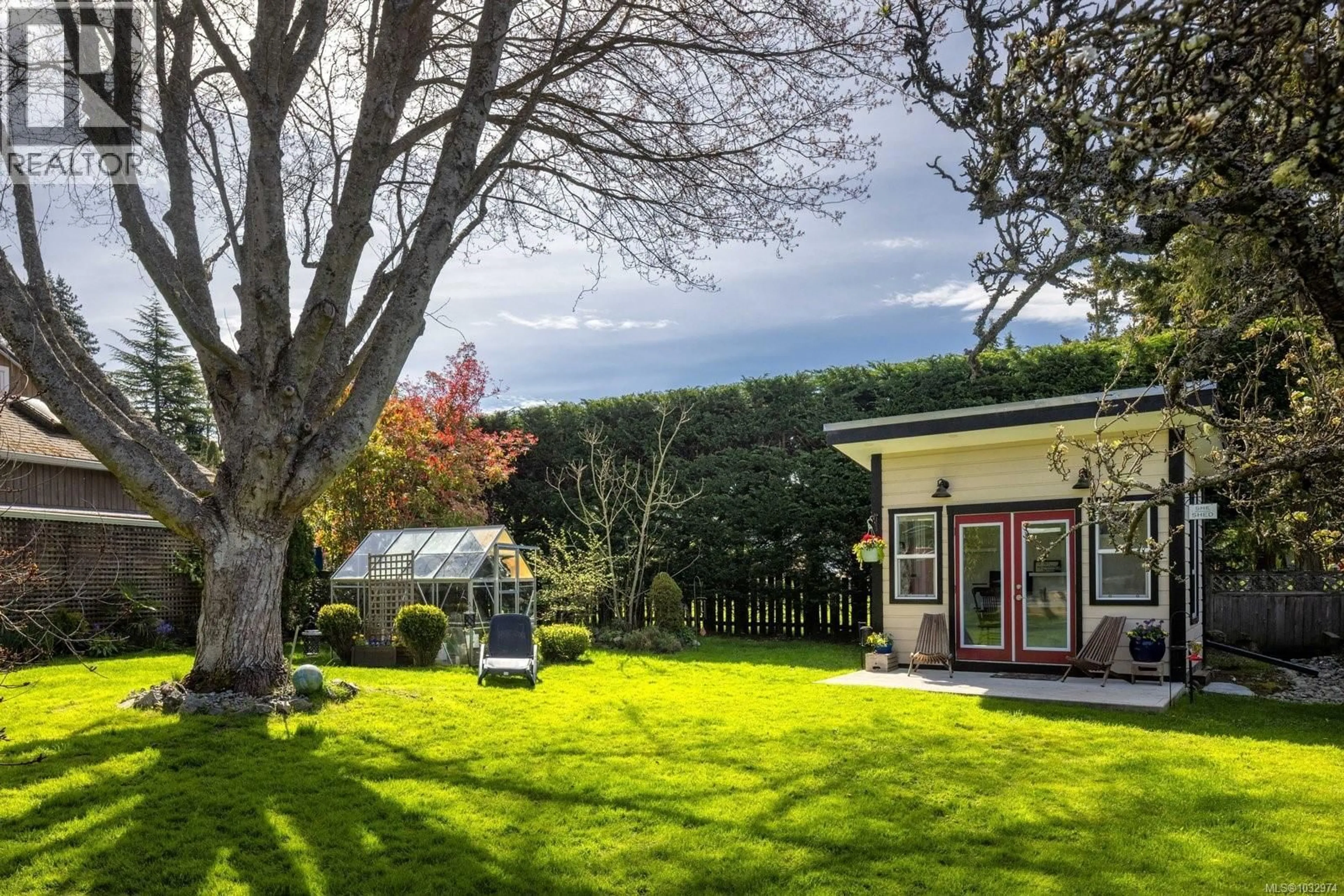 A pic from outside/outdoor area/front of a property/back of a property/a pic from drone, unknown for 929 EASTER ROAD, Saanich British Columbia V8X2Z9