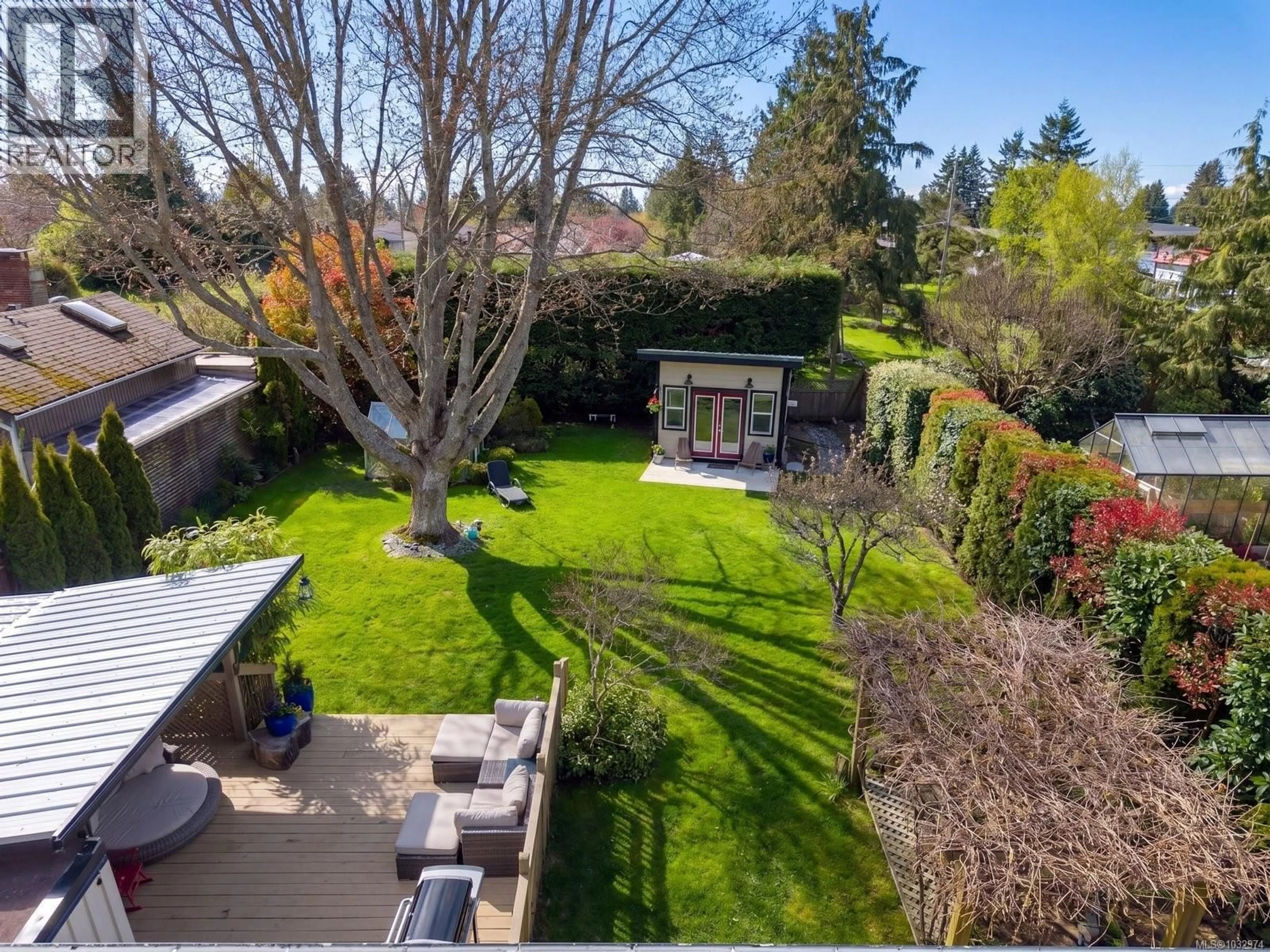 A pic from outside/outdoor area/front of a property/back of a property/a pic from drone, street for 929 EASTER ROAD, Saanich British Columbia V8X2Z9