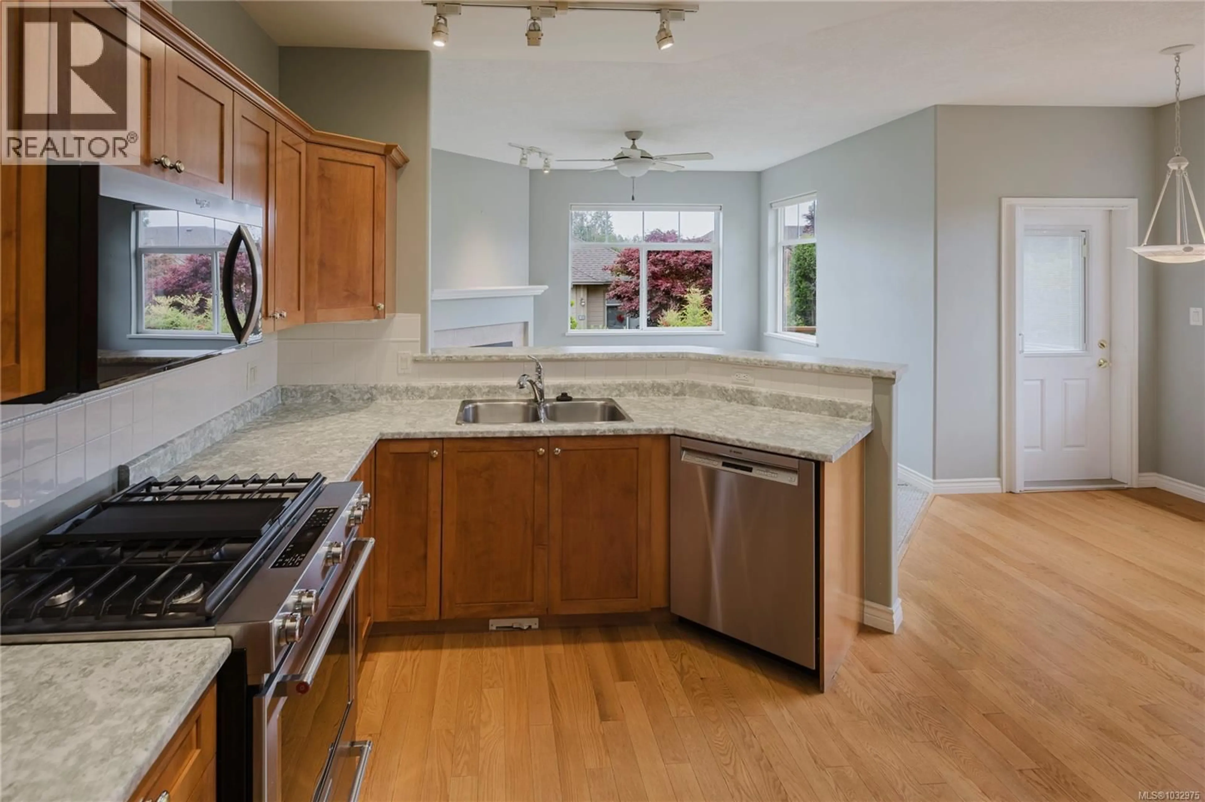 Open concept kitchen, ceramic/tile floor for 15 - 3281 MAPLEWOOD ROAD, Saanich British Columbia V8P3M4