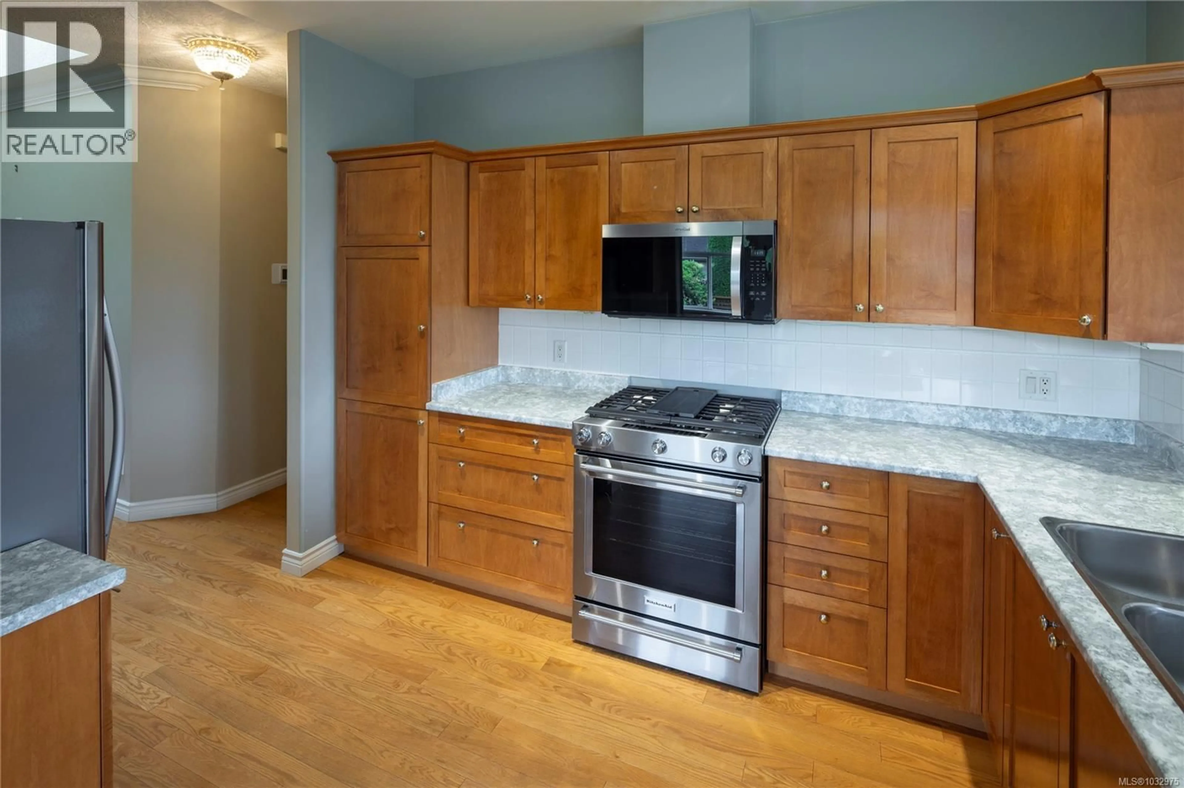 Standard kitchen, wood/laminate floor for 15 - 3281 MAPLEWOOD ROAD, Saanich British Columbia V8P3M4