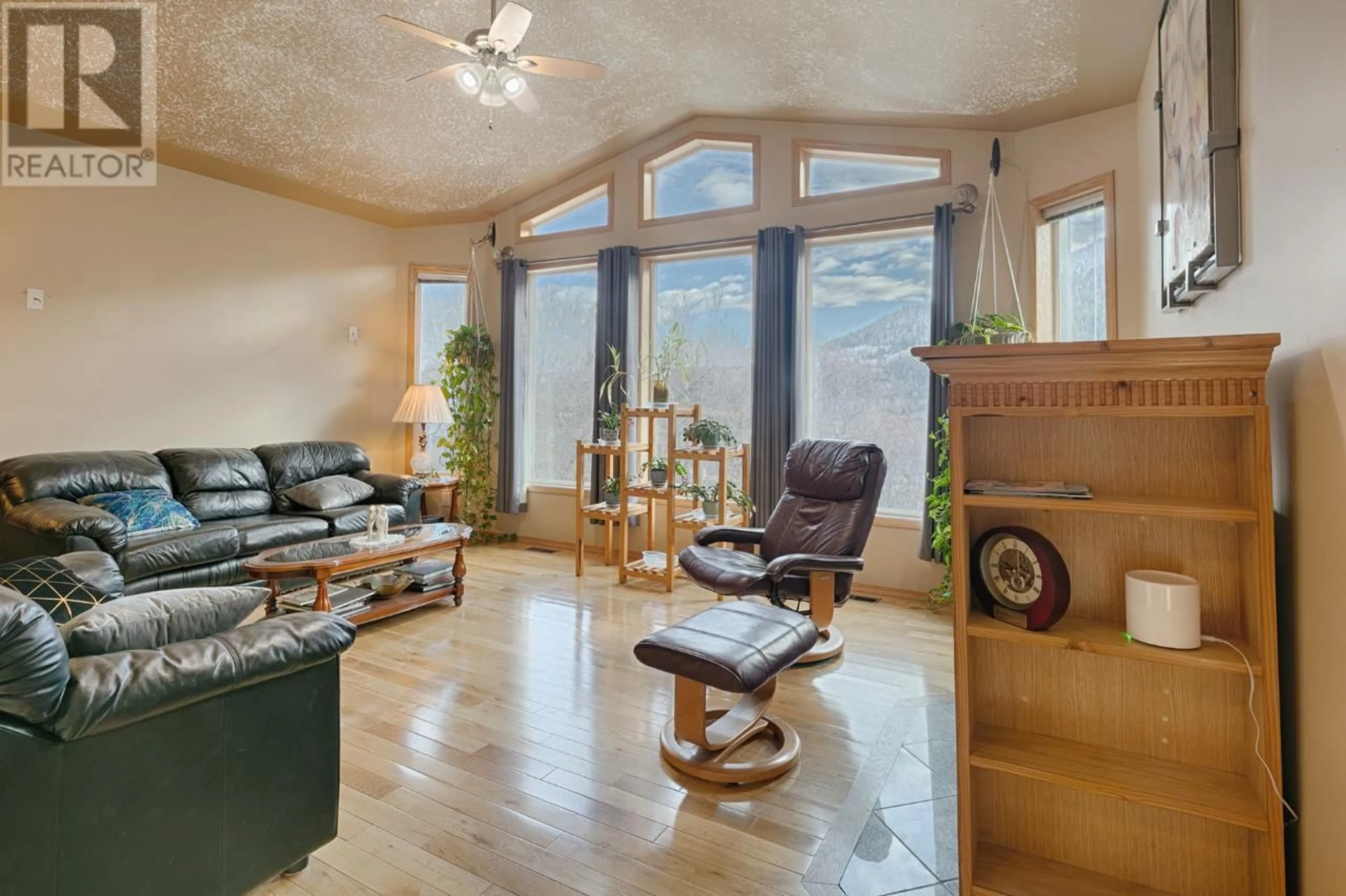 Living room, wood floors for 3637 Broadwater Road, Robson British Columbia V1N4V3