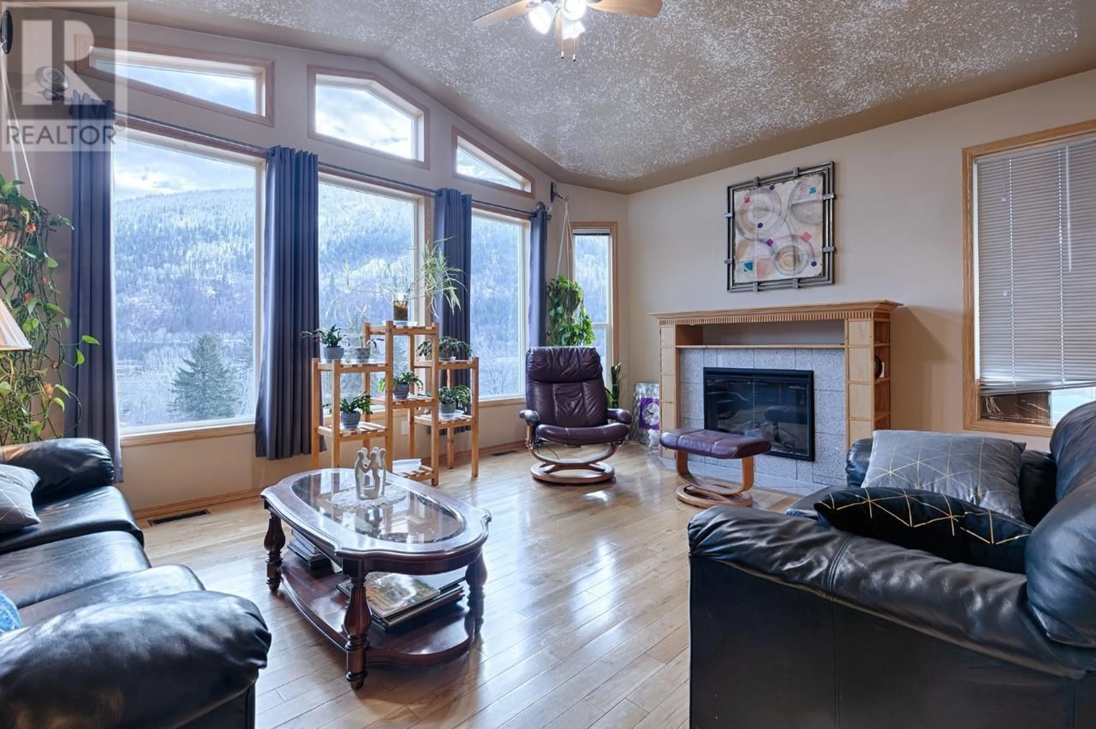 Living room, wood floors for 3637 Broadwater Road, Robson British Columbia V1N4V3