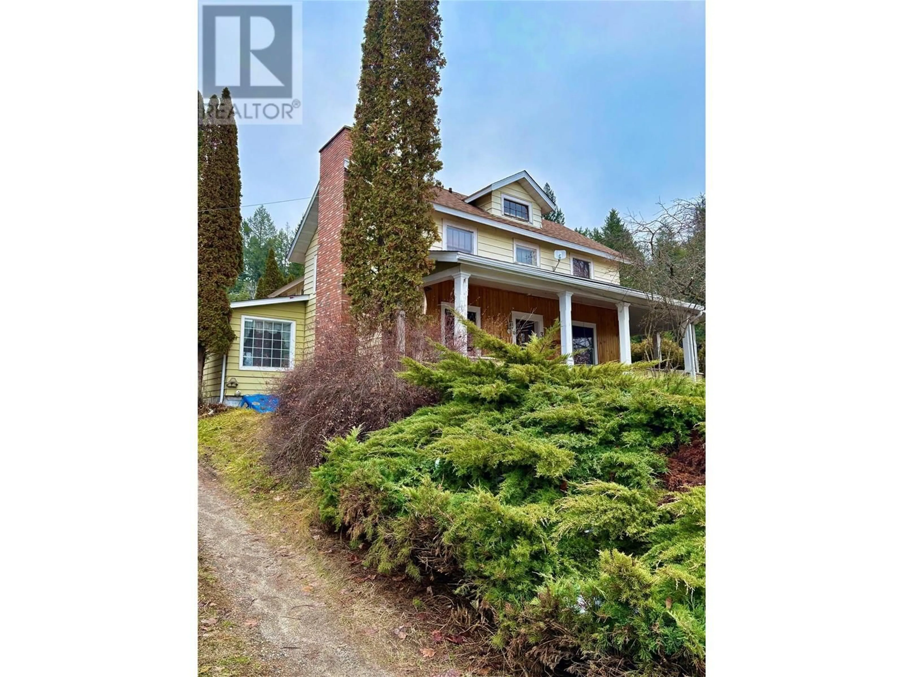 A pic from outside/outdoor area/front of a property/back of a property/a pic from drone, street for 340 HIGHWAY 21 HIGHWAY, Creston British Columbia V0B1G2