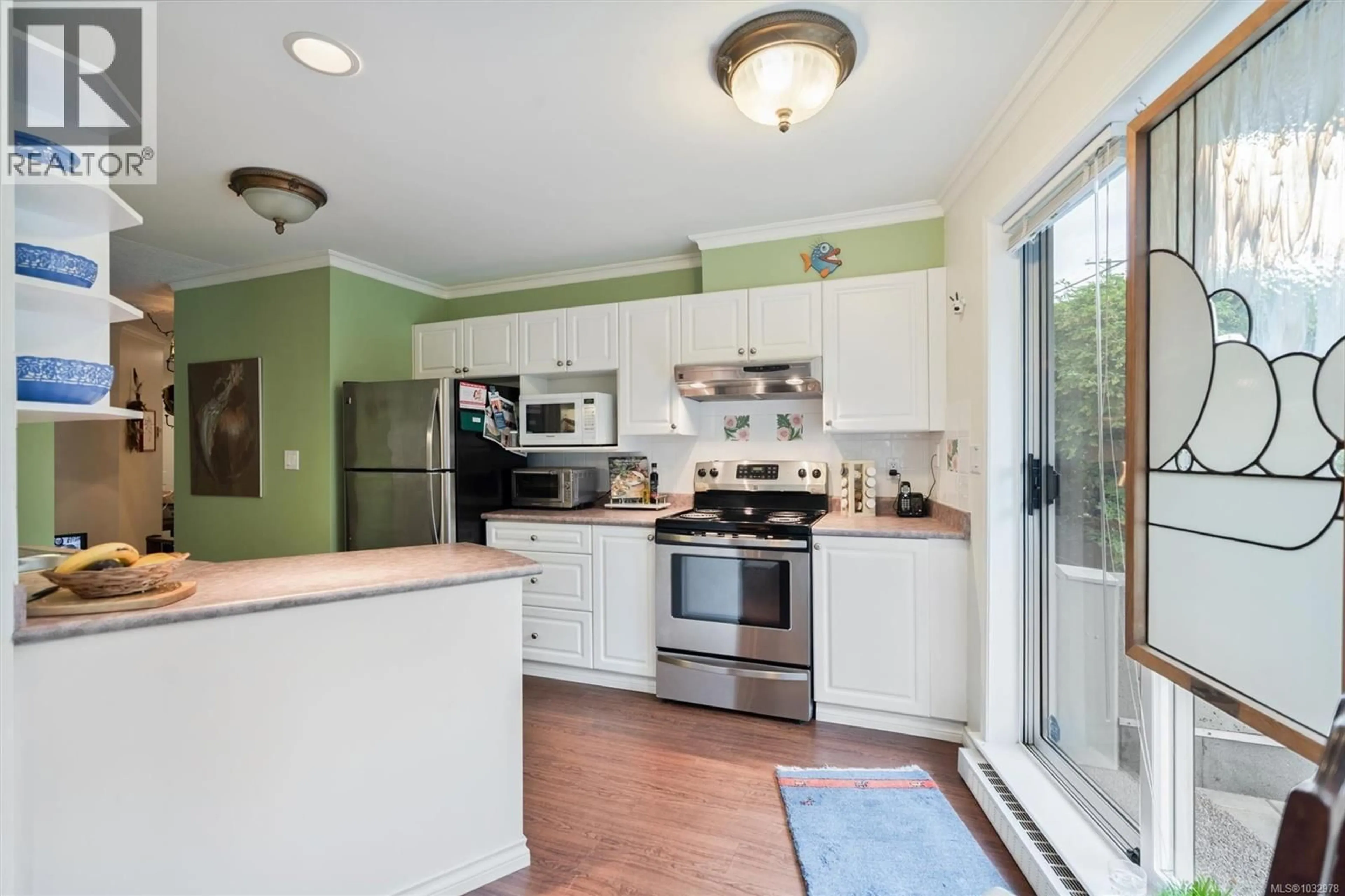 Open concept kitchen, ceramic/tile floor for 102 - 936 FAIRFIELD ROAD, Victoria British Columbia V8V3A4