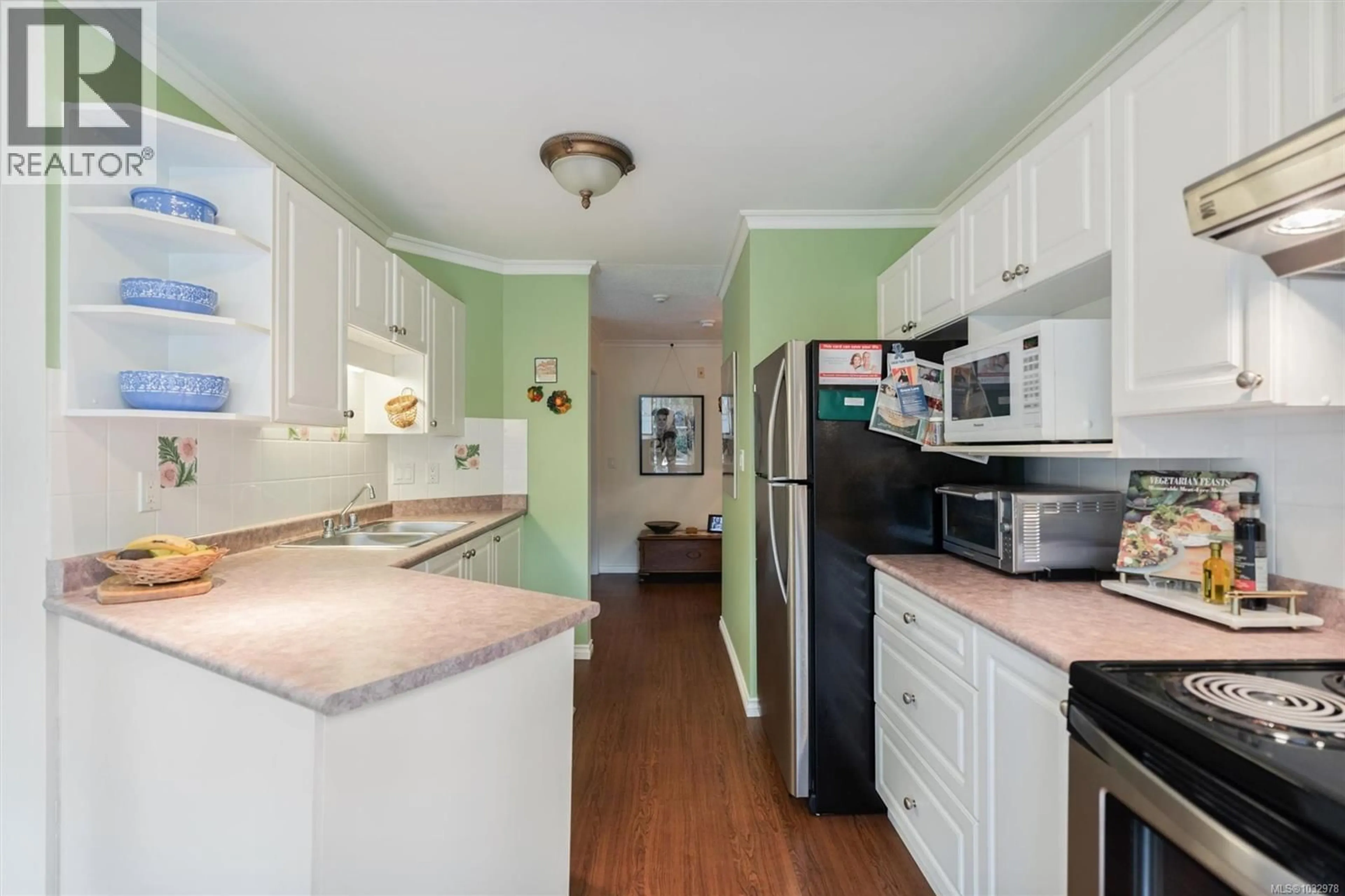 Standard kitchen, unknown for 102 - 936 FAIRFIELD ROAD, Victoria British Columbia V8V3A4