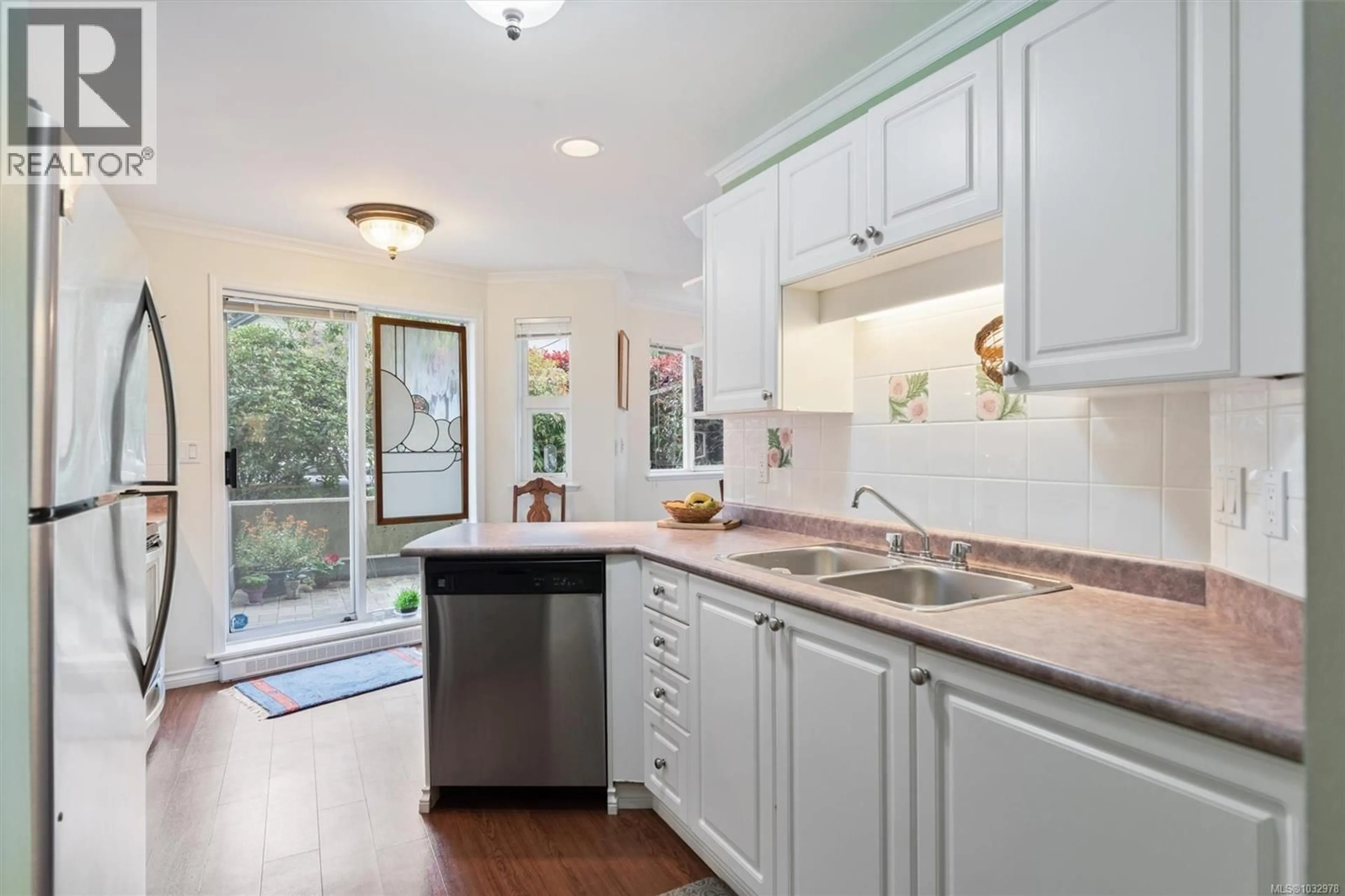 Open concept kitchen, ceramic/tile floor for 102 - 936 FAIRFIELD ROAD, Victoria British Columbia V8V3A4