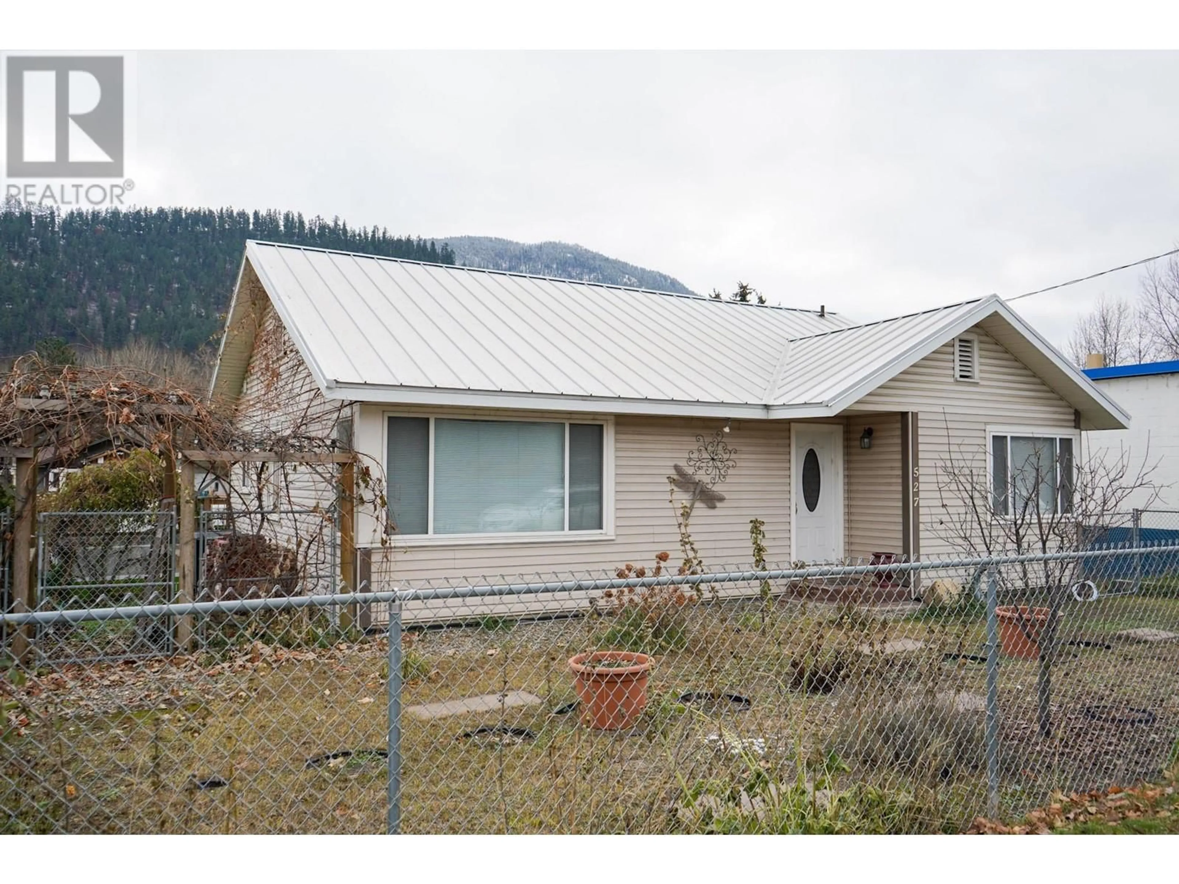 Home with vinyl exterior material, mountain view for 527 SHUSWAP Avenue, Chase British Columbia V0E1M0