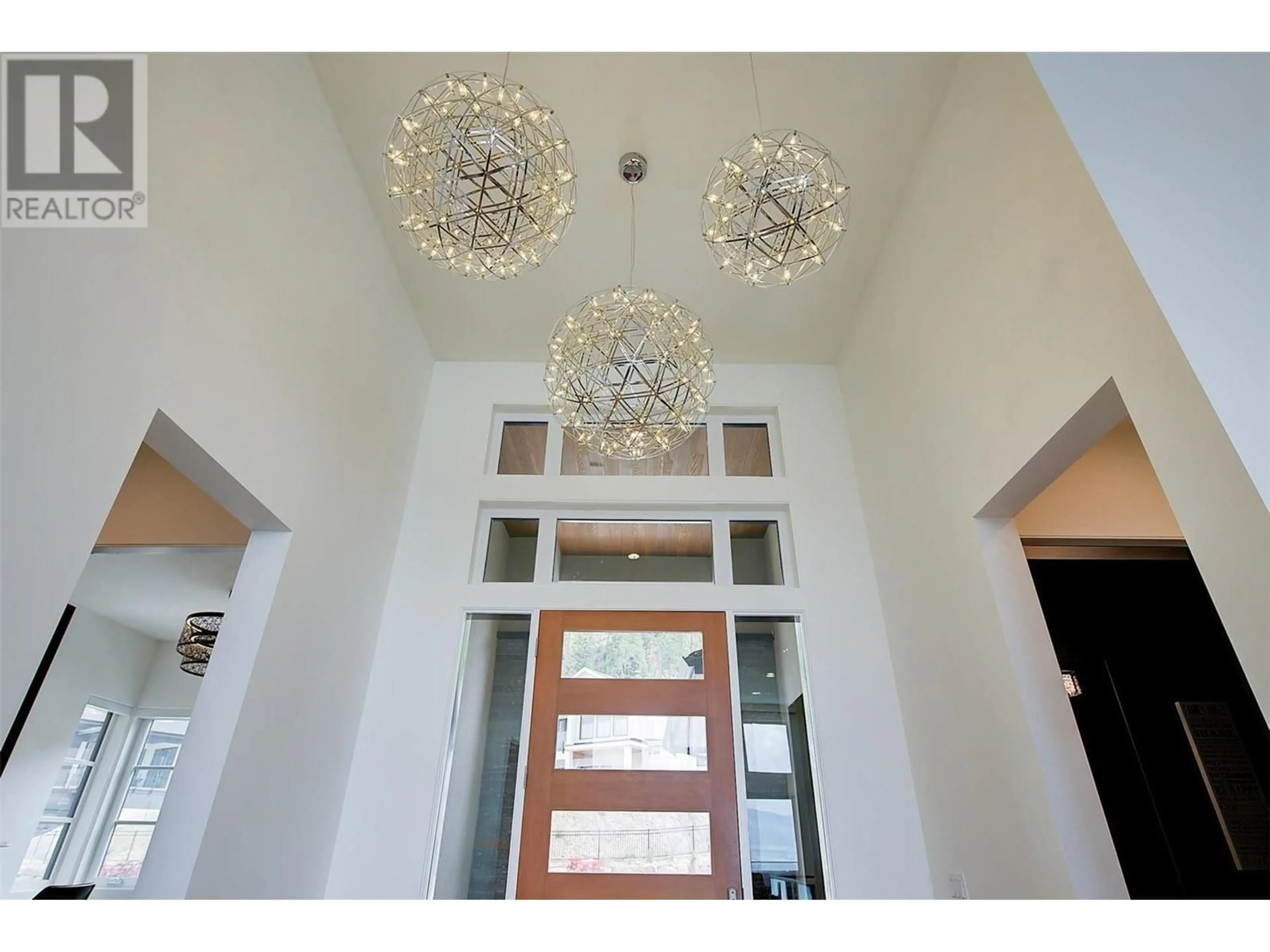 Indoor foyer for 5710 JASPER WAY, Kelowna British Columbia V1W5L7