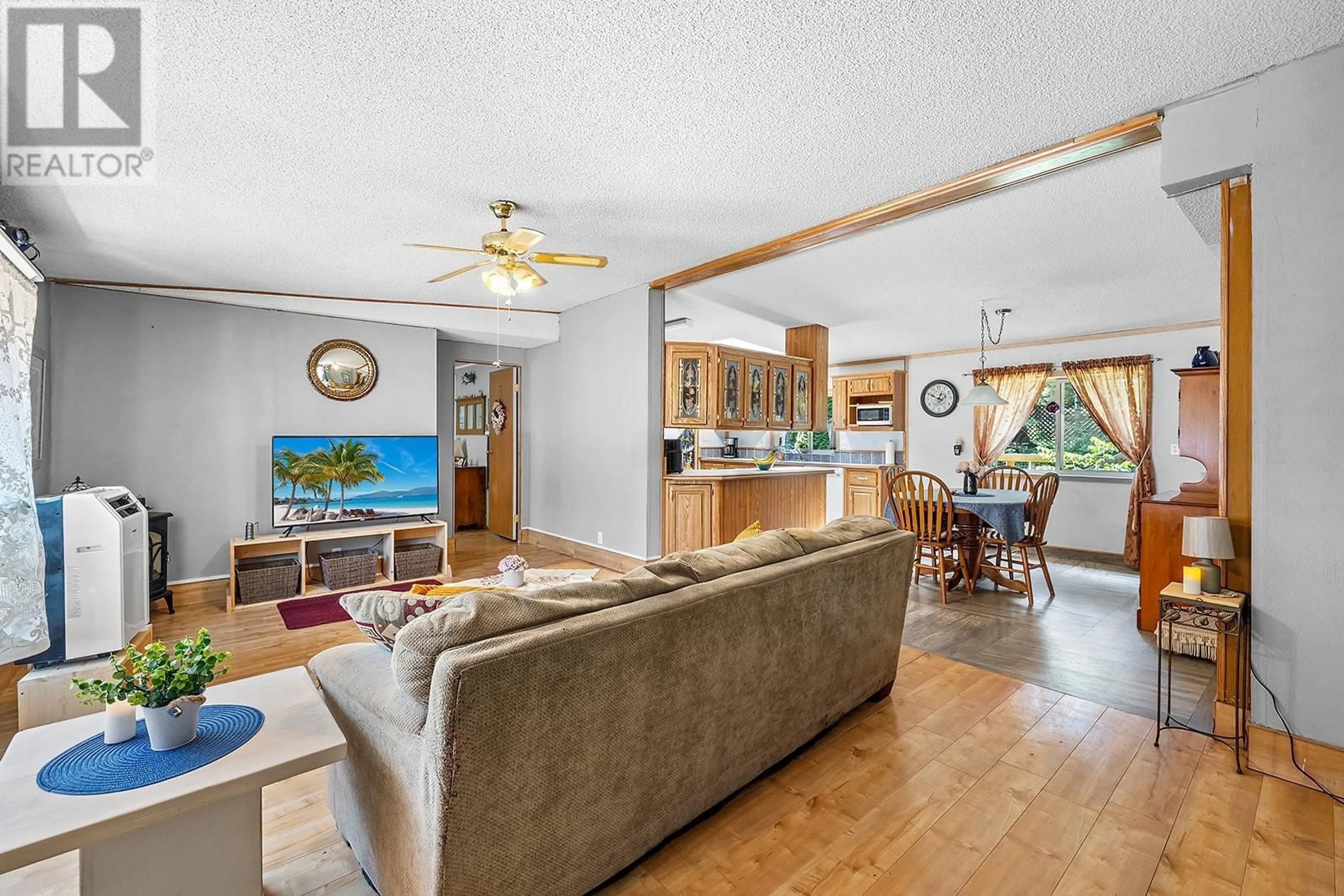 Open concept kitchen for 876 BALSAM Road, Creston British Columbia V0B1G7