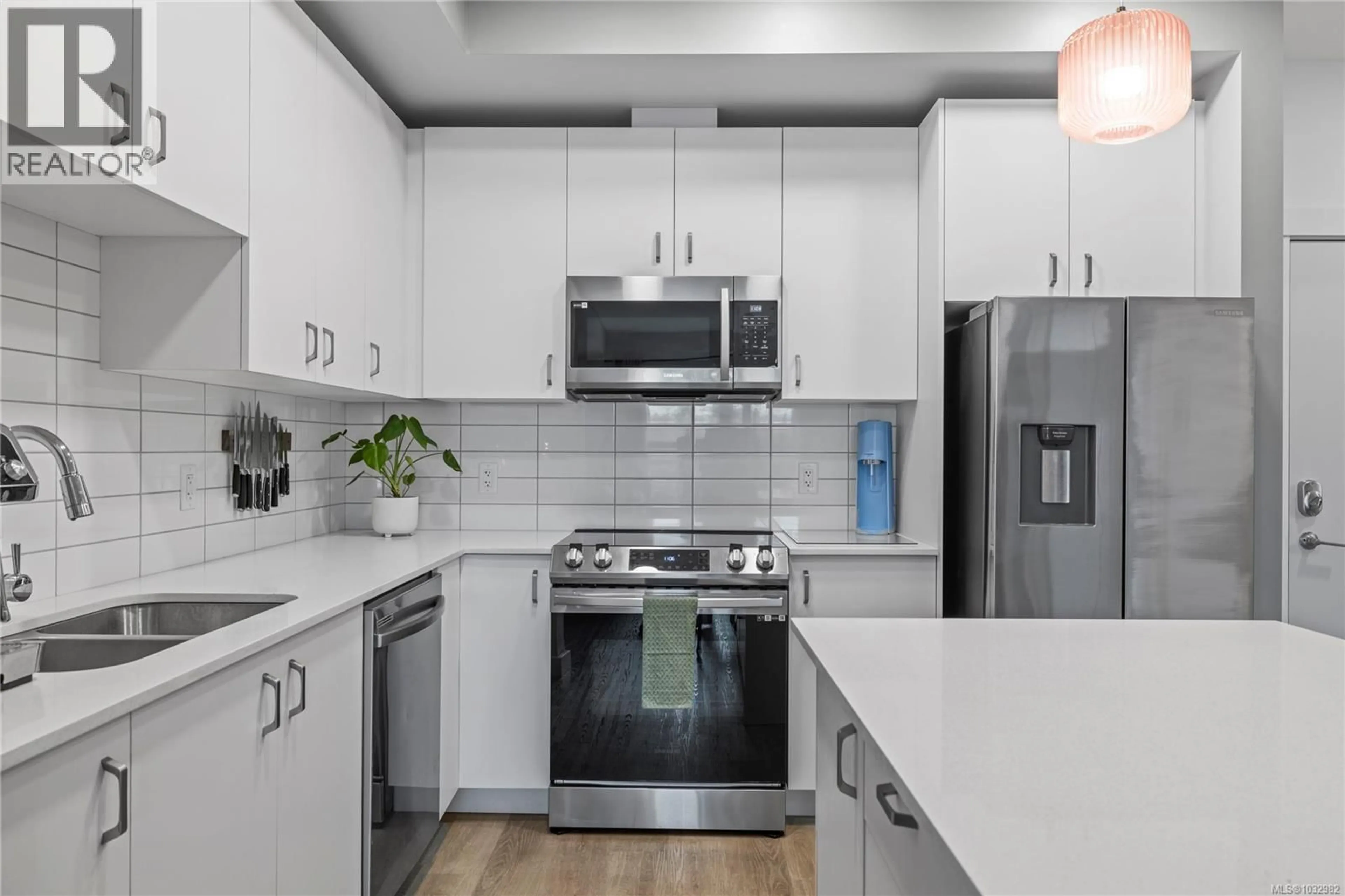 Standard kitchen, ceramic/tile floor for 109W - 140 JENSEN AVENUE WEST, Parksville British Columbia V9P0H7