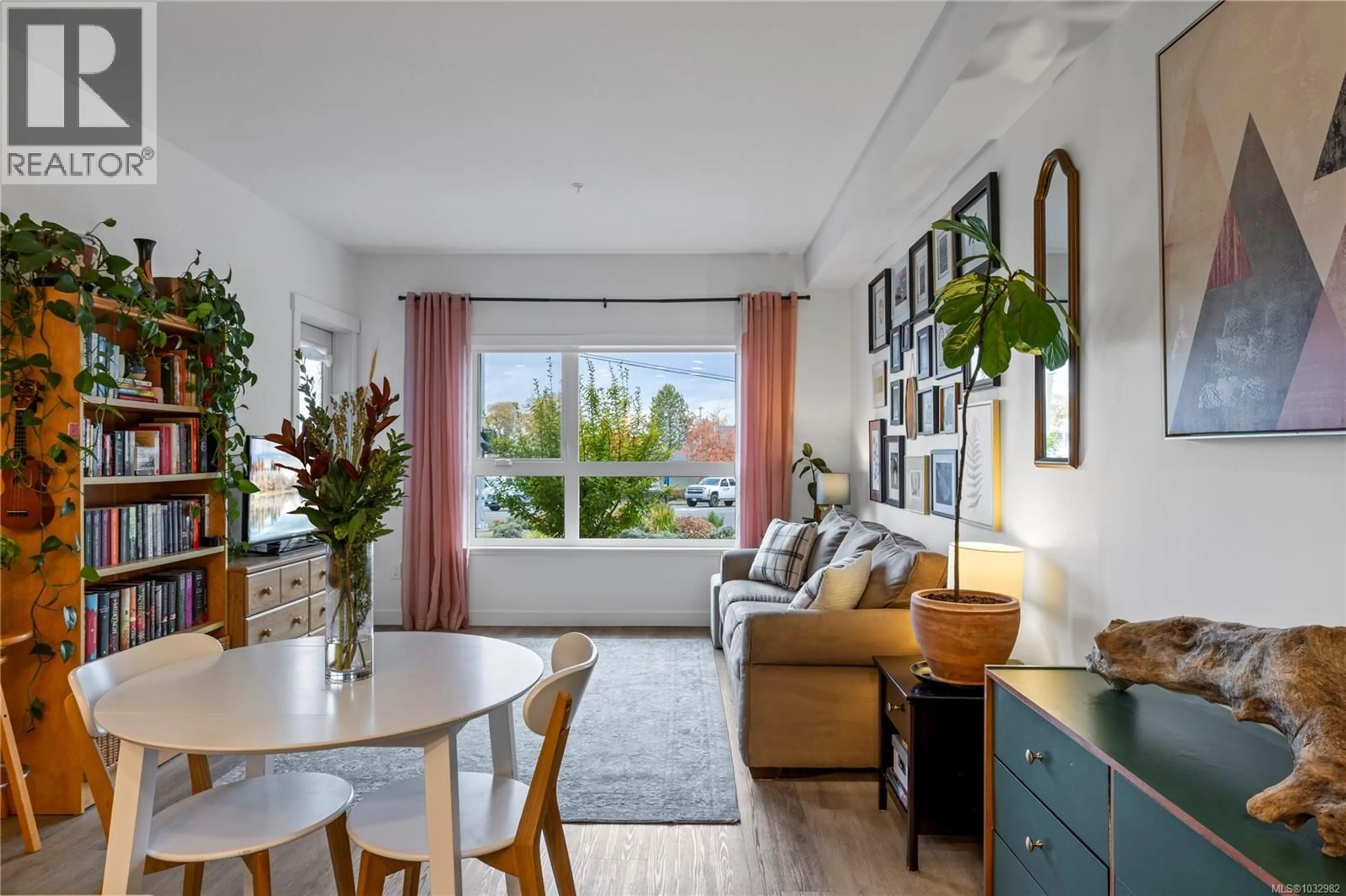 Living room with furniture, wood/laminate floor for 109W - 140 JENSEN AVENUE WEST, Parksville British Columbia V9P0H7