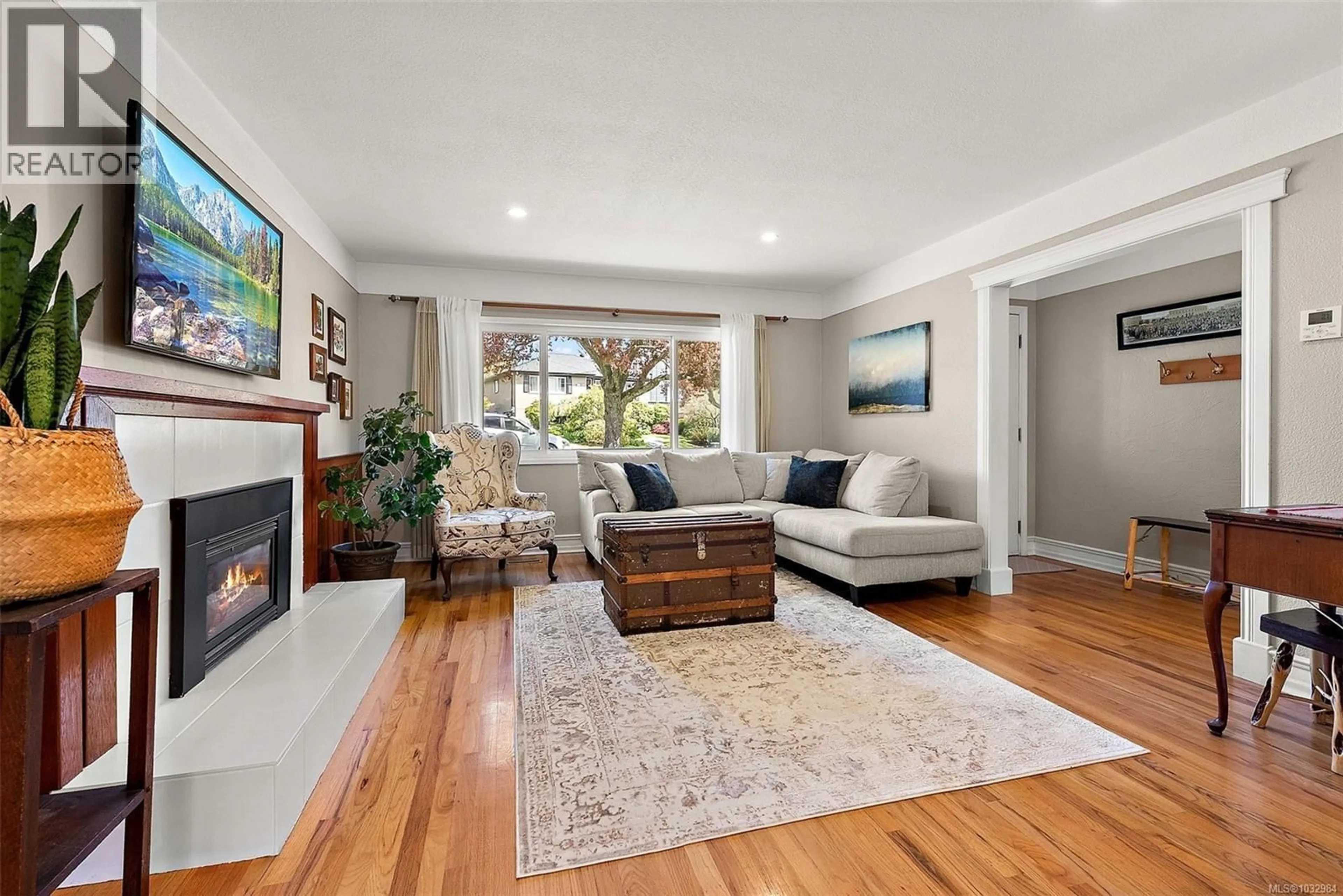 Living room with furniture, unknown for 1094 GOSPER CRESCENT, Esquimalt British Columbia V9A4J3