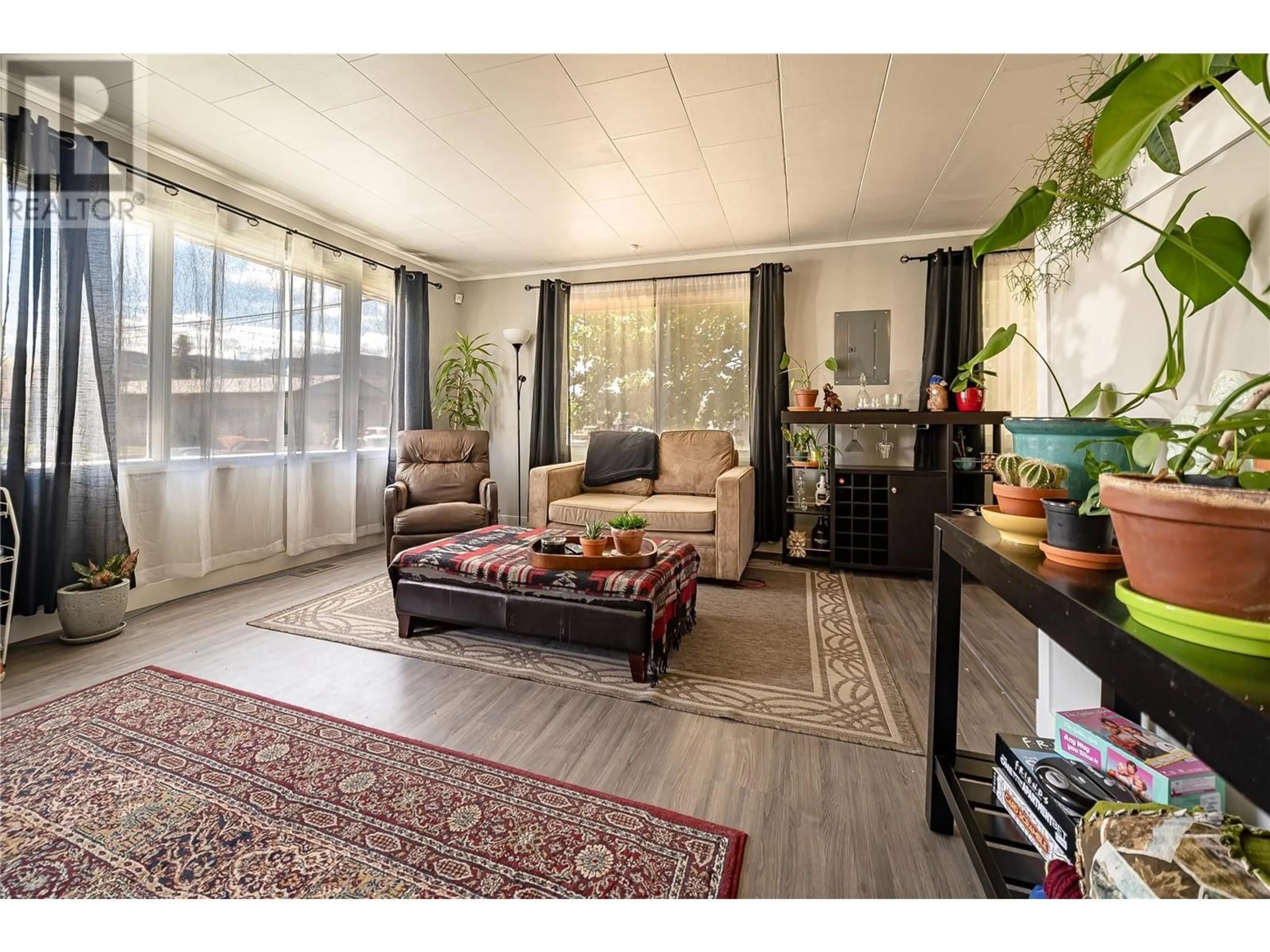 Living room, wood floors for 624 SYDNEY Avenue, Kamloops British Columbia V2B1M7