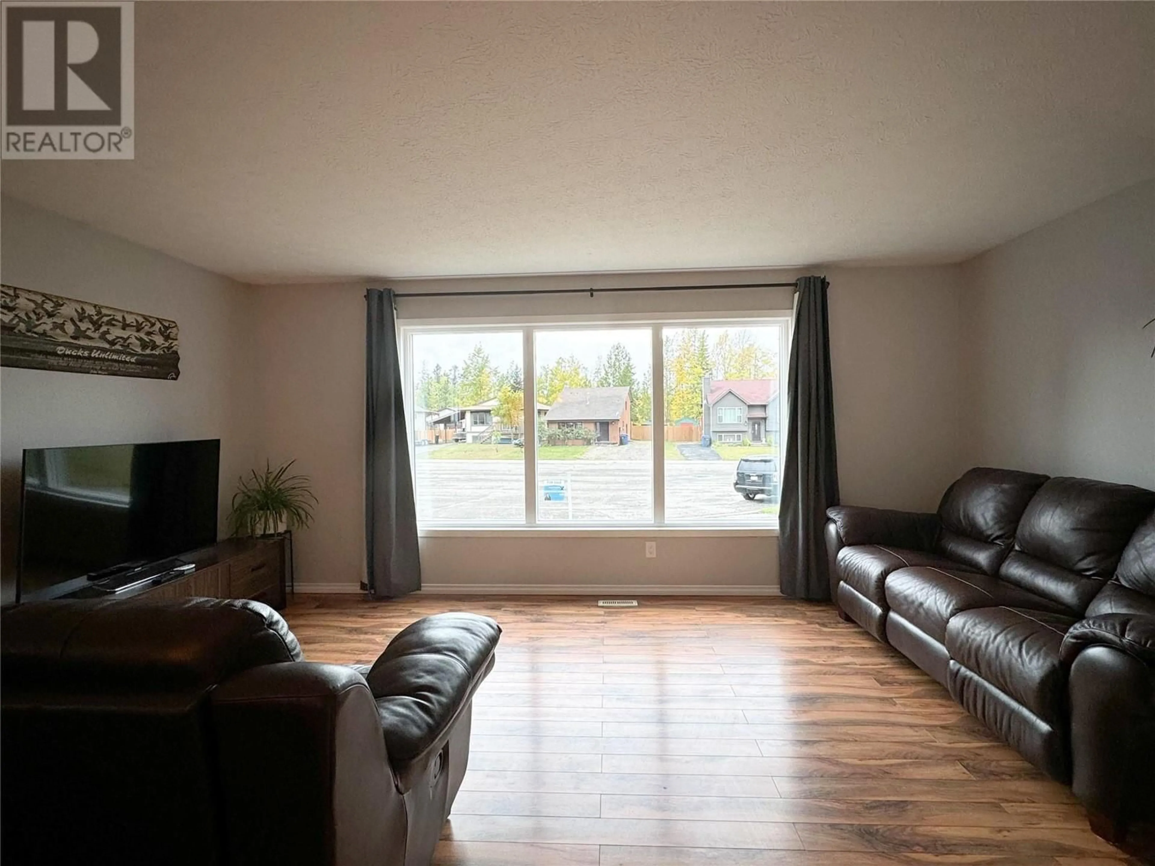 Living room, wood floors for 144 WOLVERINE Avenue, Tumbler Ridge British Columbia V0C2W0