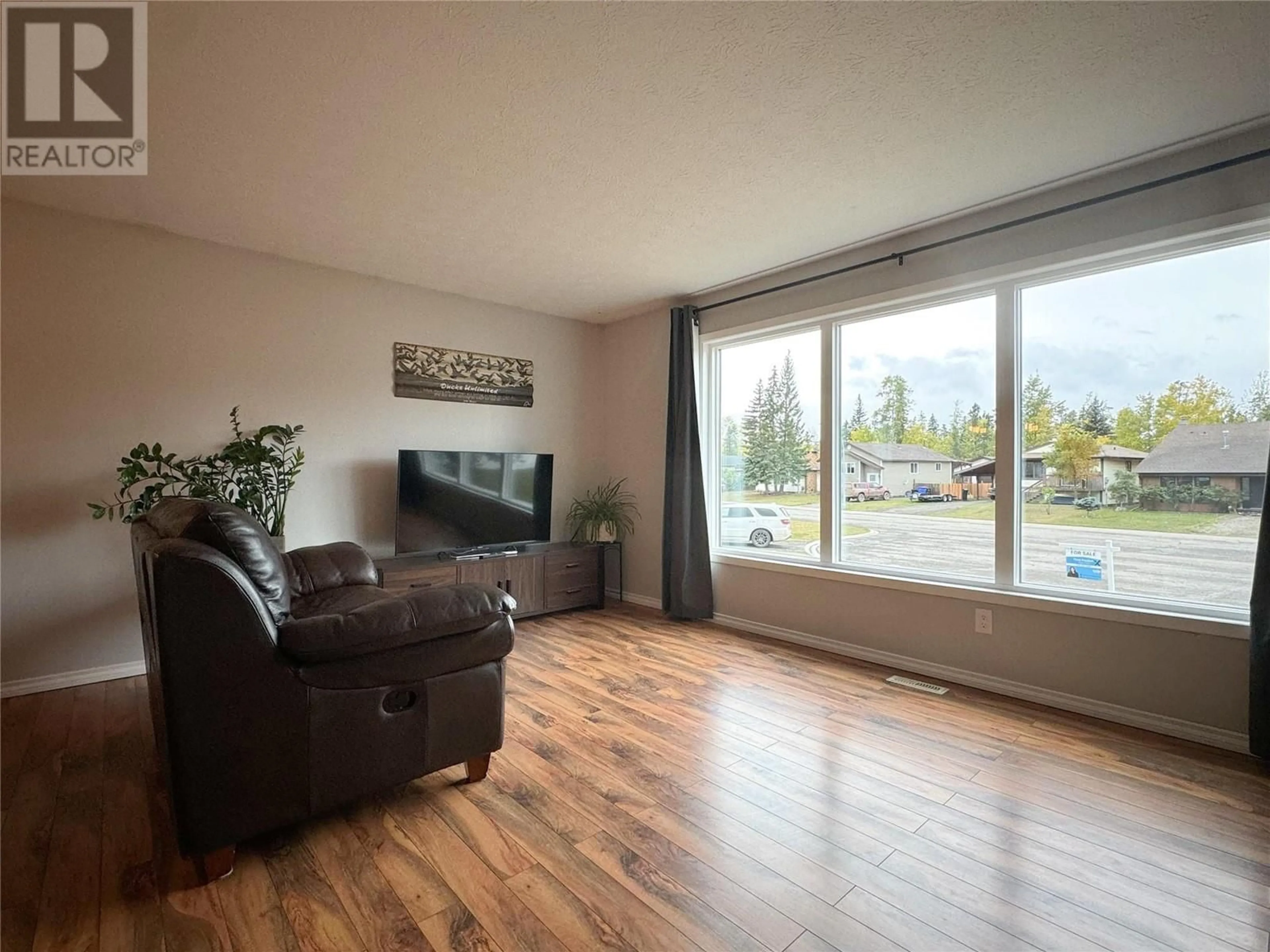 Living room, wood floors for 144 WOLVERINE Avenue, Tumbler Ridge British Columbia V0C2W0