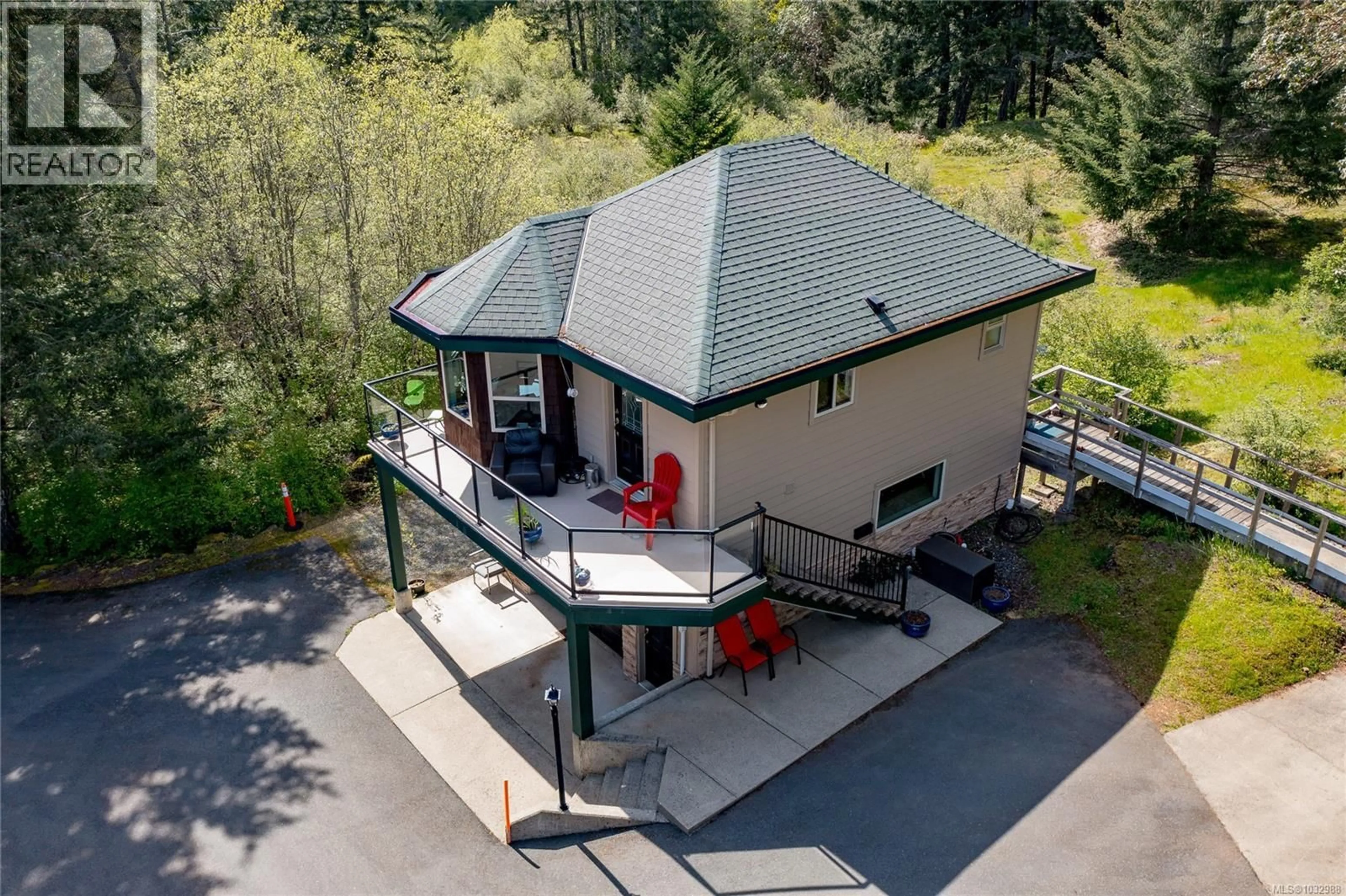 A pic from outside/outdoor area/front of a property/back of a property/a pic from drone, unknown for 1450 WHITE PINE TERRACE, Highlands British Columbia V9B6J3