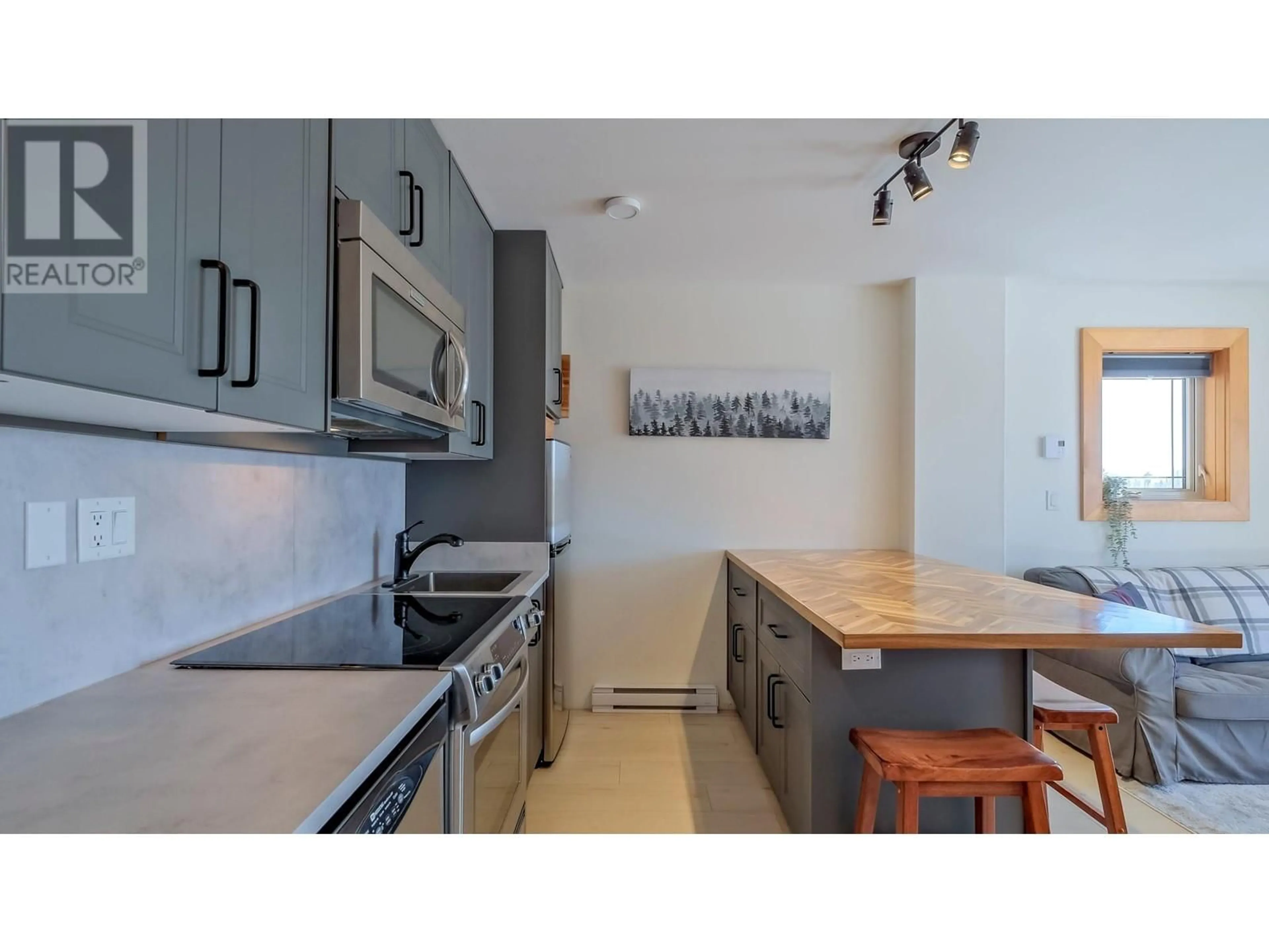 Standard kitchen for 5015 Snowbird Way Unit# 6, Big White British Columbia V1X4K5