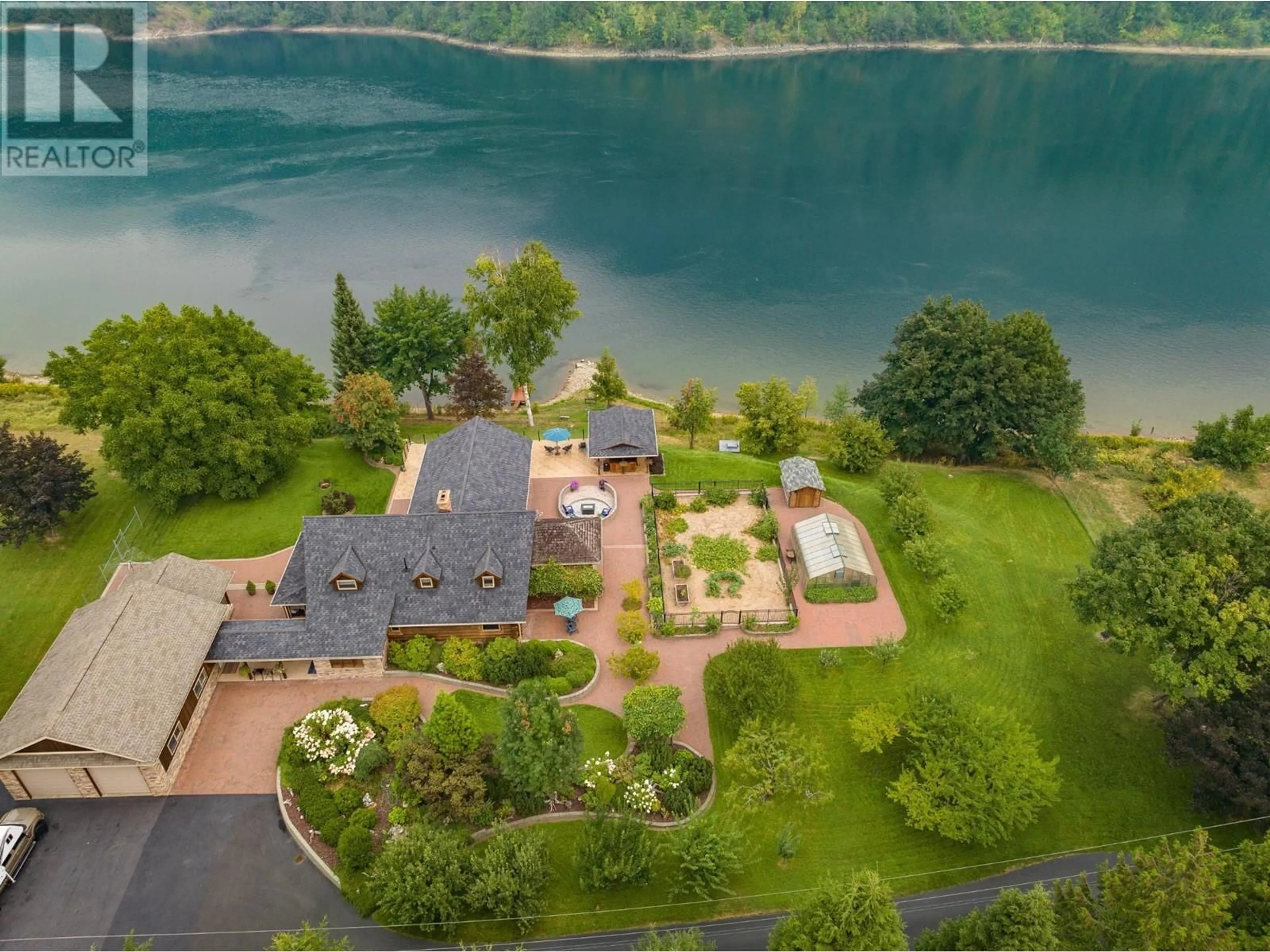 A pic from outside/outdoor area/front of a property/back of a property/a pic from drone, water/lake/river/ocean view for 906 JAMES ROAD, Shoreacres British Columbia V1N4P8