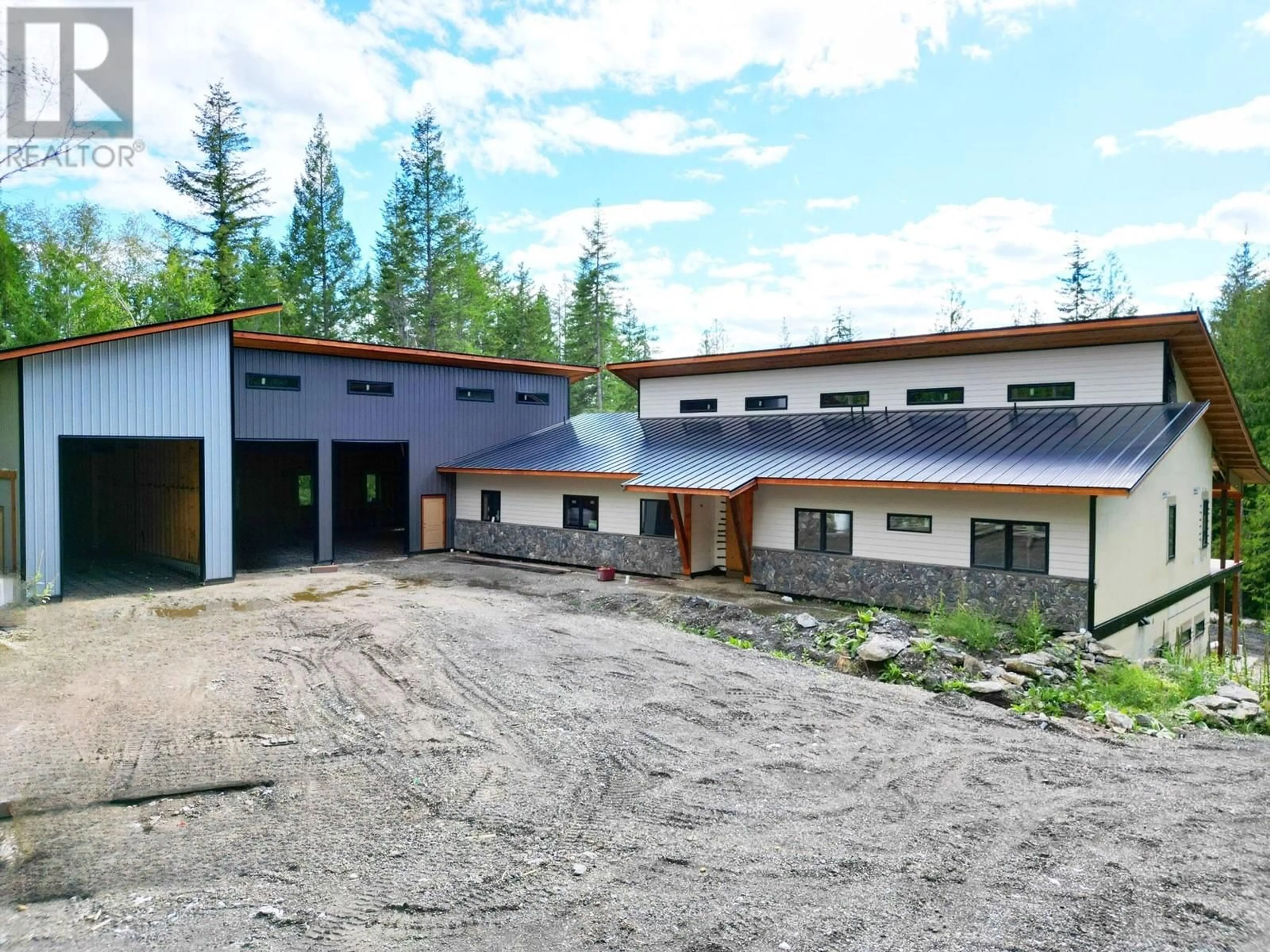 A pic from outside/outdoor area/front of a property/back of a property/a pic from drone, building for 40 LIDSTONE ROAD, Salmon Arm British Columbia V1E2Y1