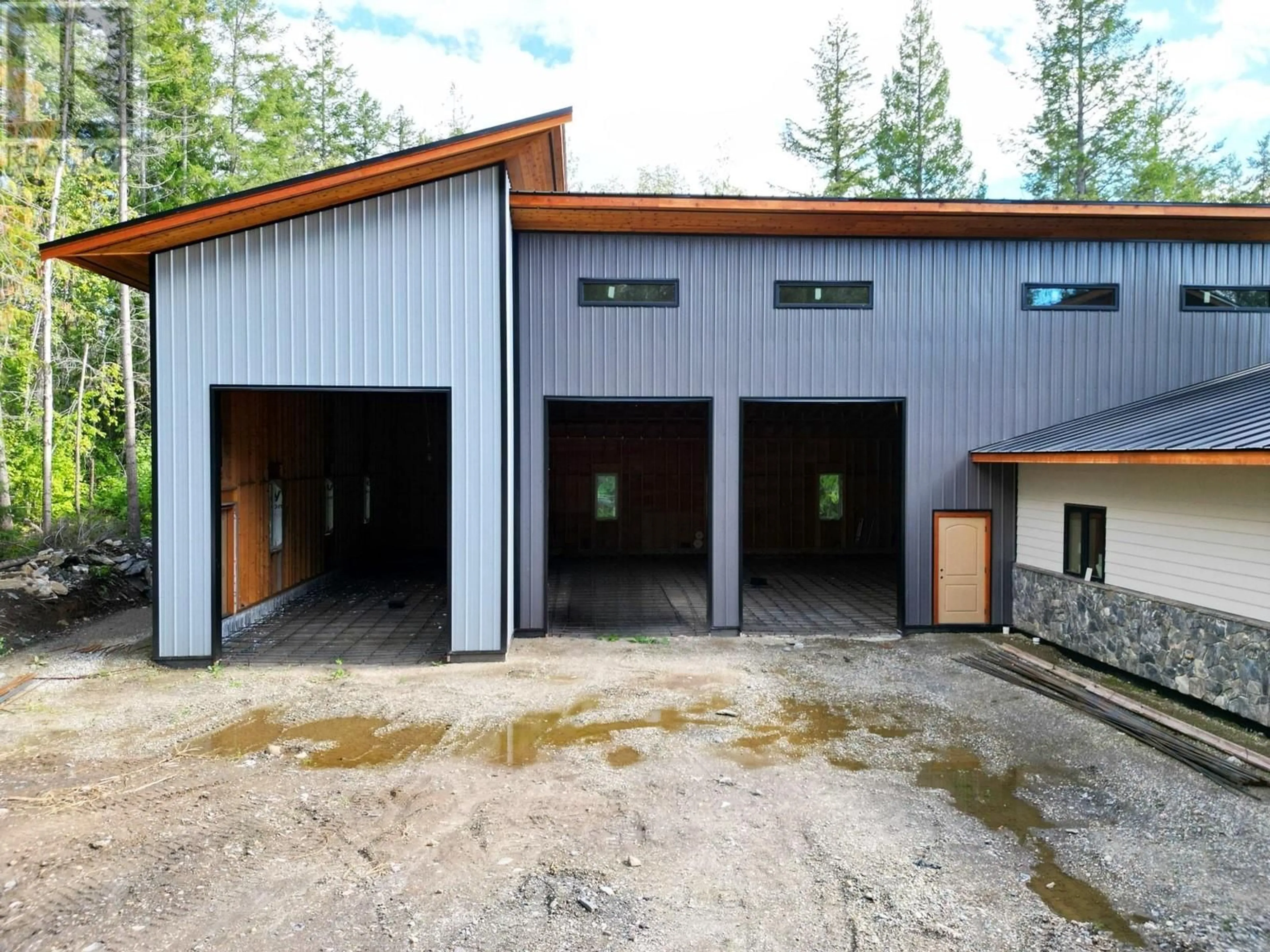 Indoor garage for 40 LIDSTONE ROAD, Salmon Arm British Columbia V1E2Y1